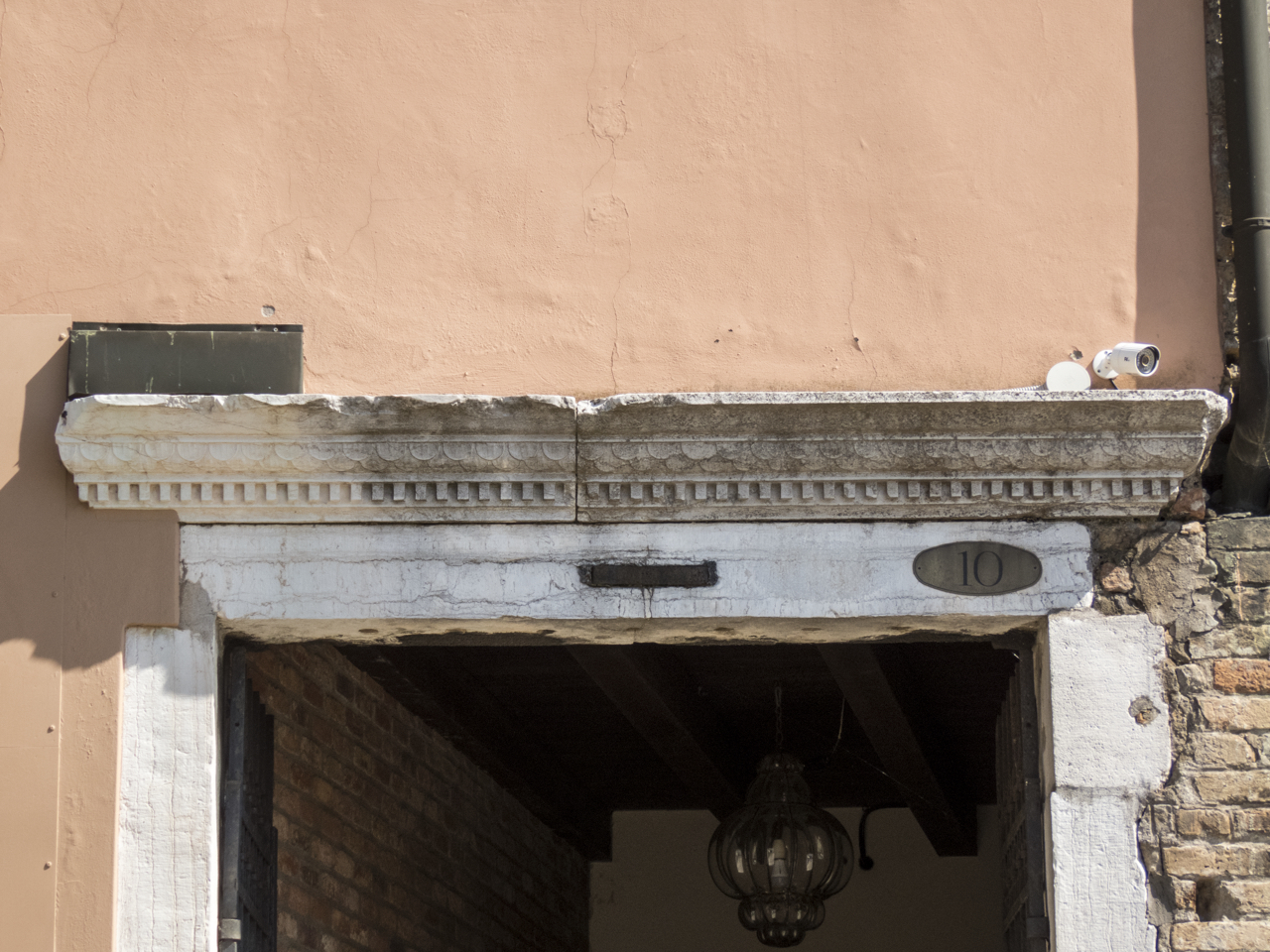 motivi decorativi a scaglie e a dentelli (portale, opera isolata) - ambito veneziano (sec. XVI)