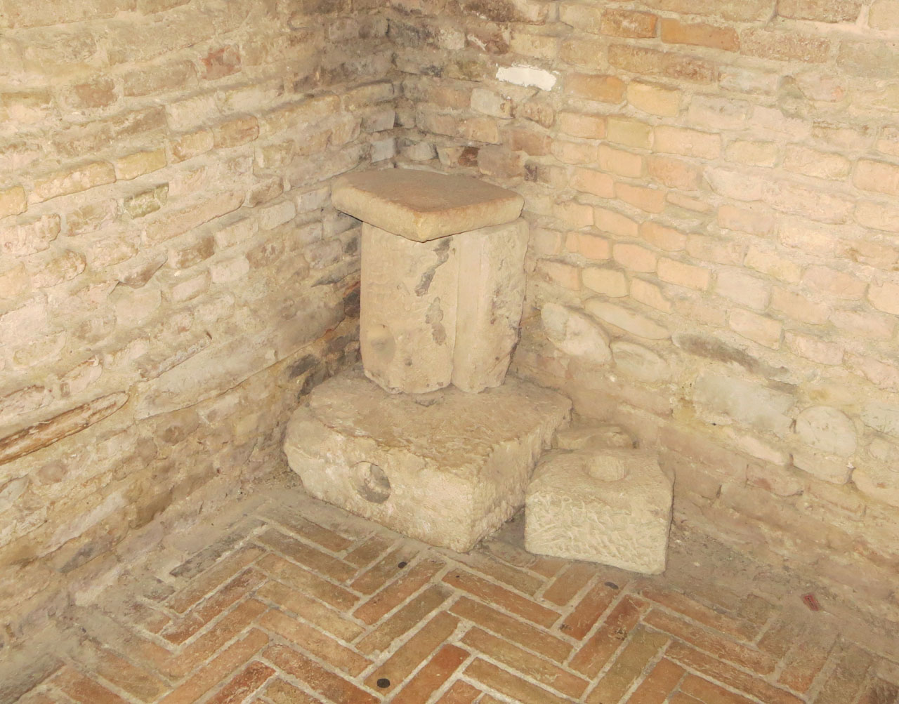 strumento di tortura - inginocchiatoio - ambito italiano (sec. XX)