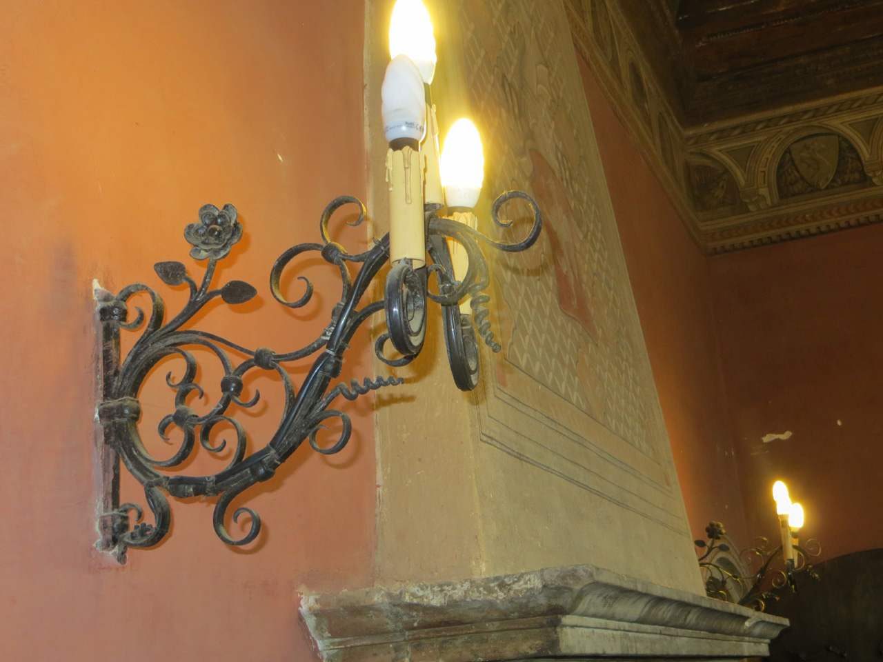 torciera, coppia - bottega marchigiana, manifattura tosco-emiliana (sec. XX)
