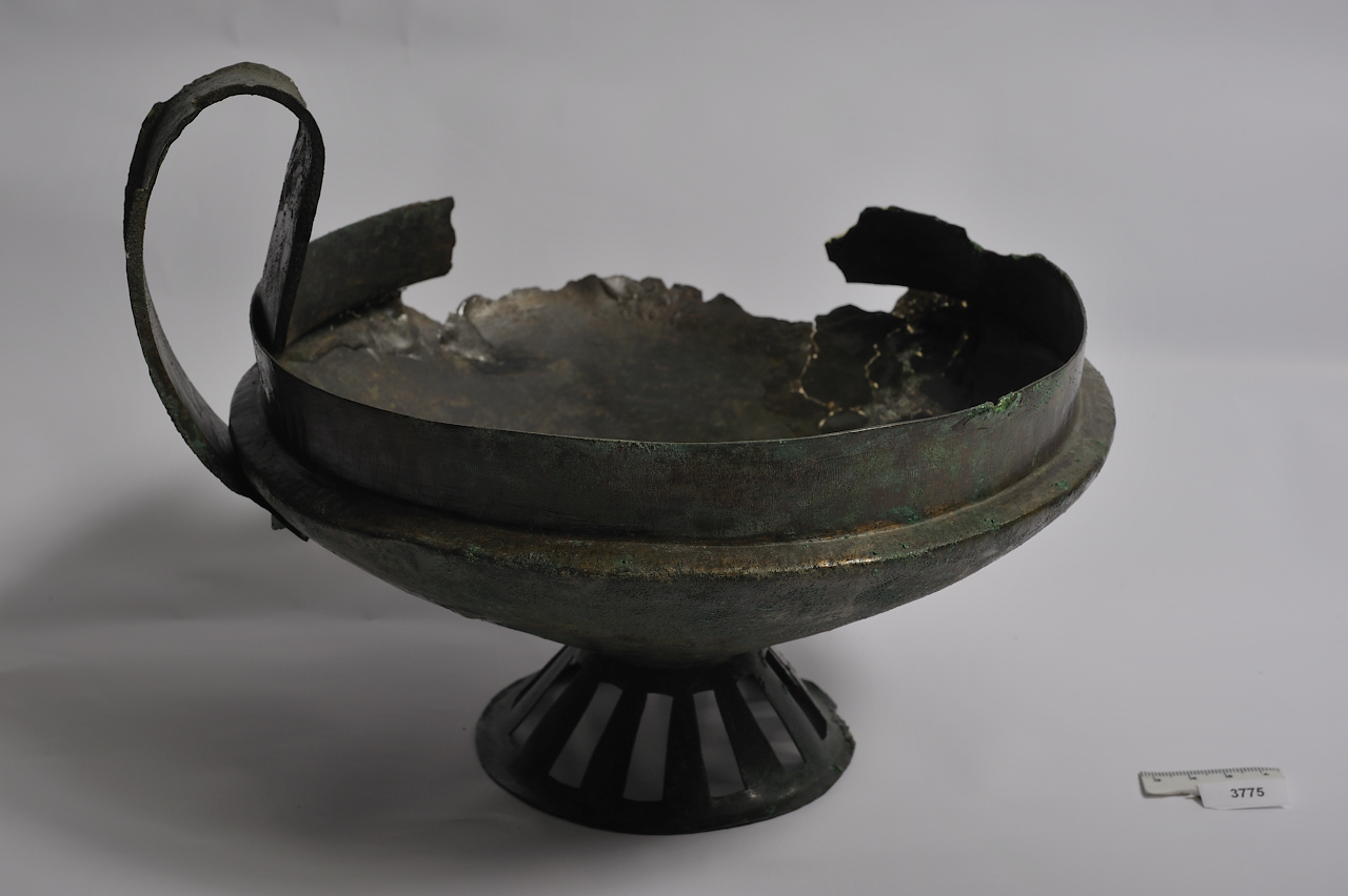 tazza su piede (VIII a.C)