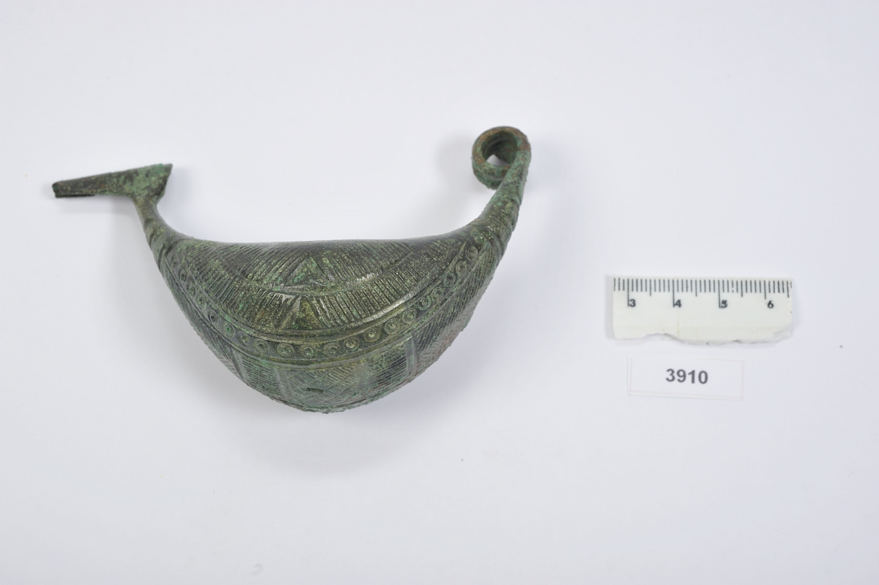 fibula a navicella (fine VIII a.C)