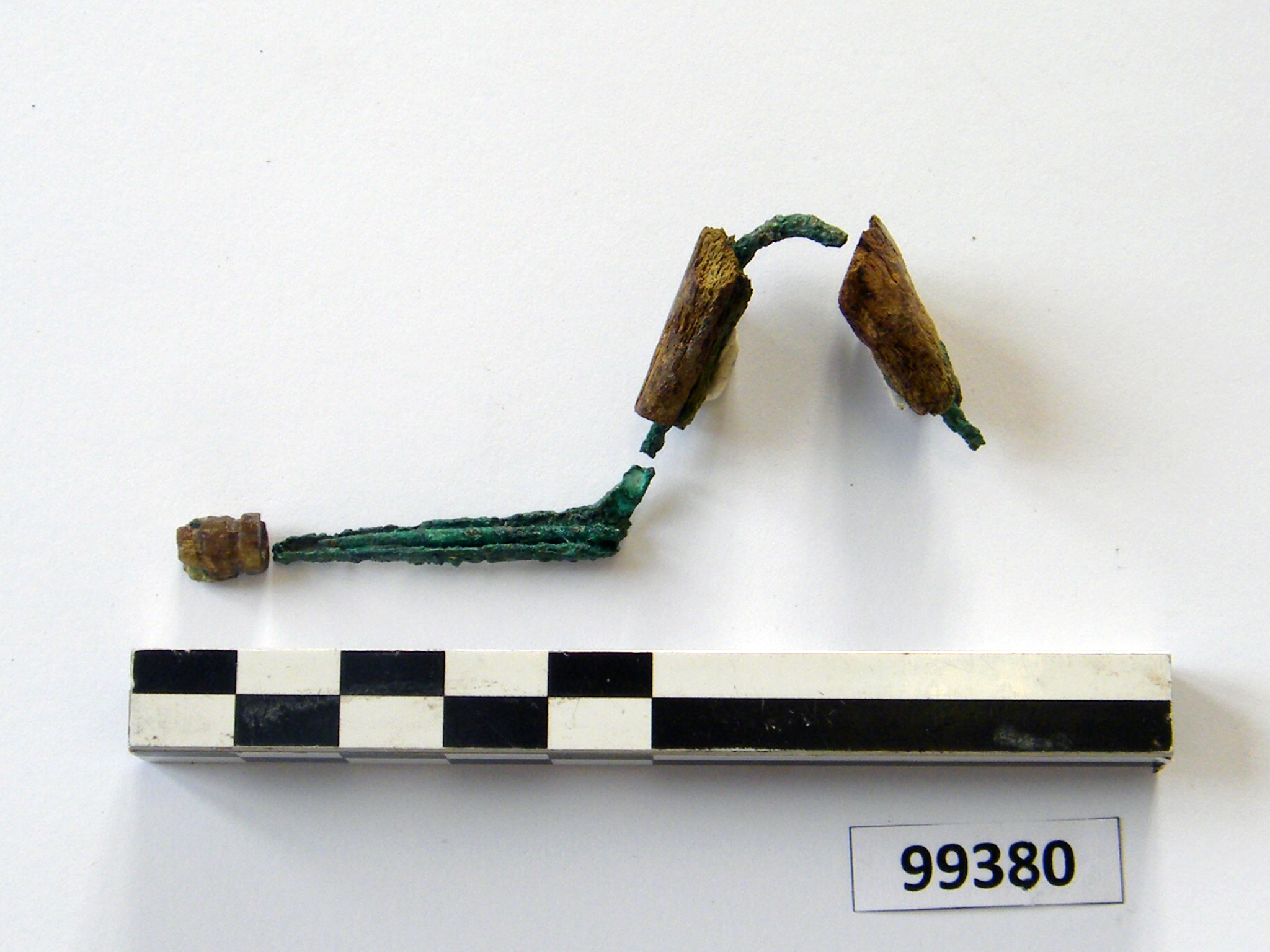 fibula, ad arco rivestito (sec. VI a.C)