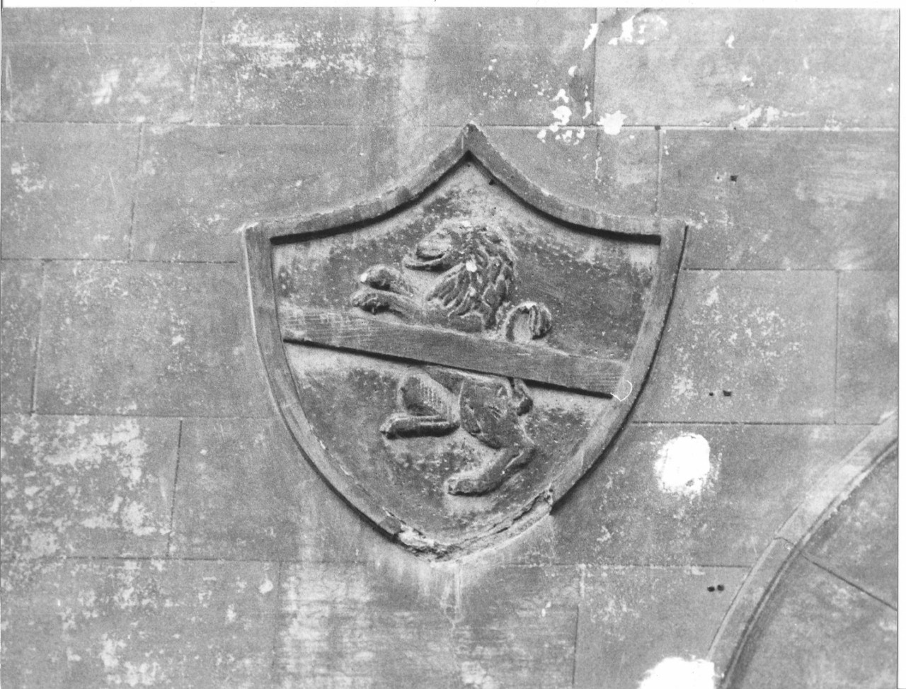 stemma gentilizio (rilievo) - produzione pistoiese (sec. XIX)