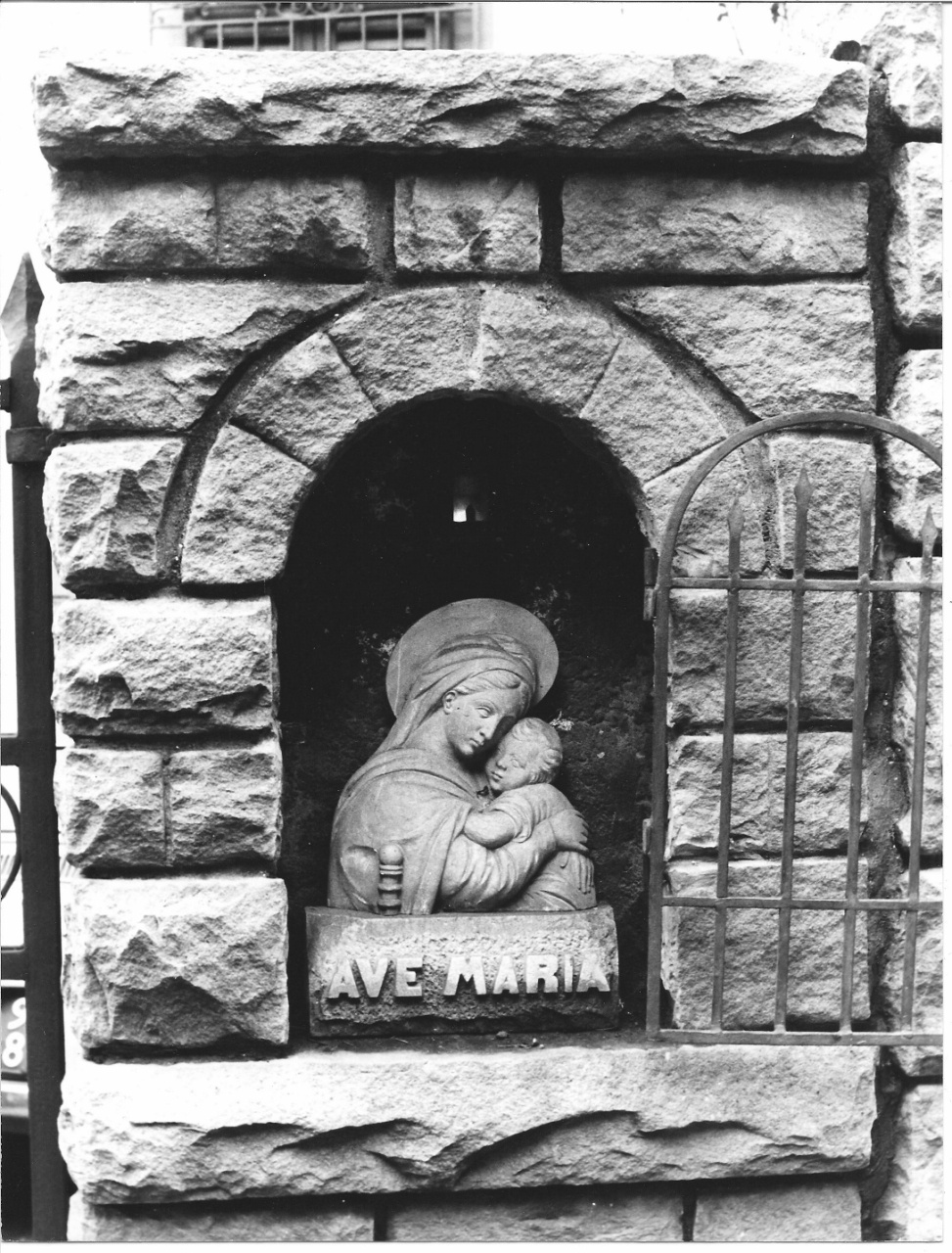 La Vergine col Bambino, Madonna con Bambino (rilievo) - produzione pistoiese (prima metà sec. XX)