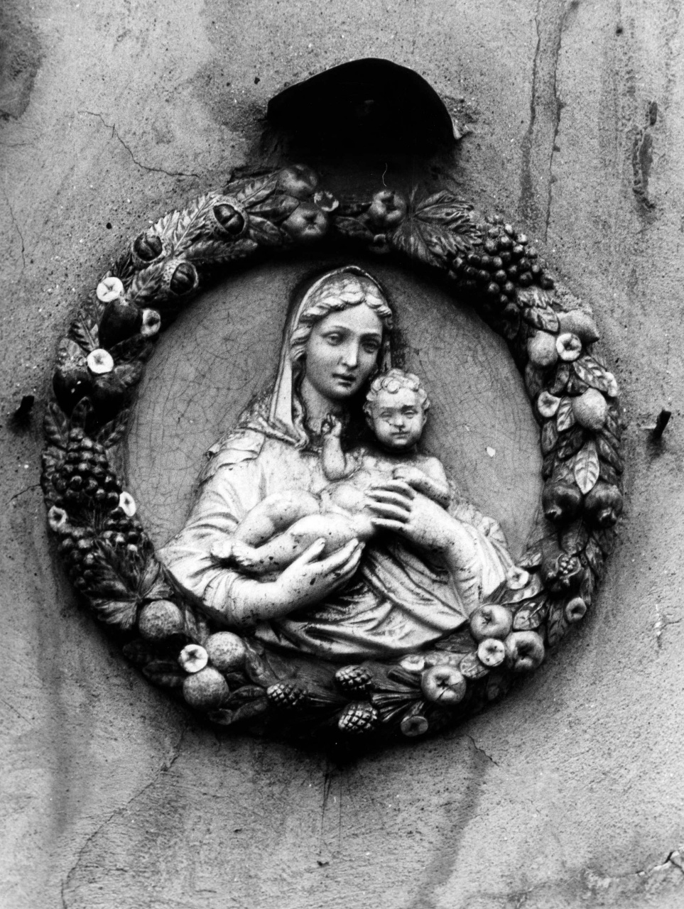 Madonna con Bambino (rilievo) - manifattura pistoiese (primo quarto sec. XX)