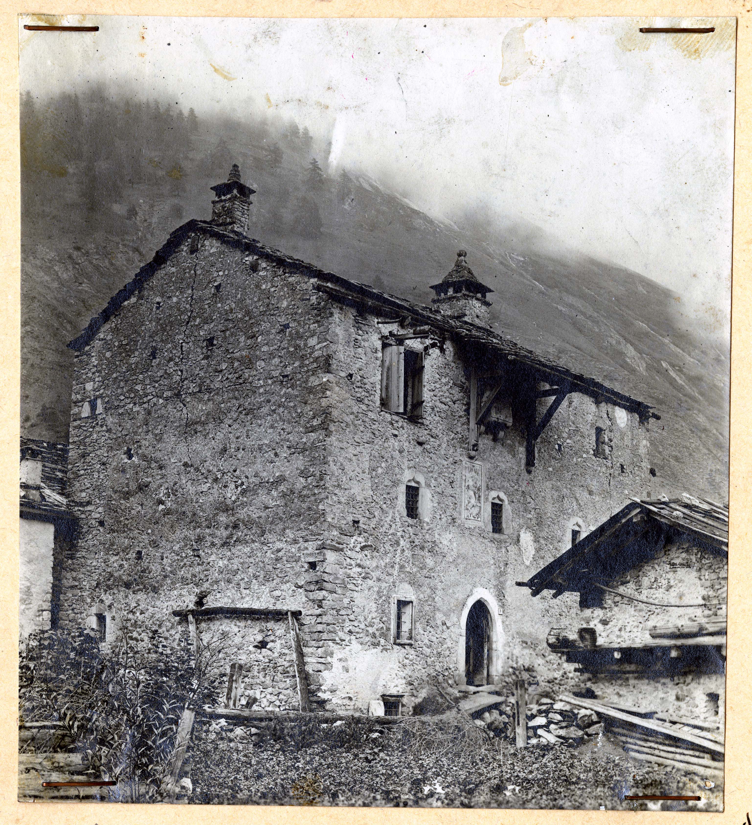 Valle d'Aosta - Elementi architettonici - Elementi decorativi - Finestre (positivo) di Anonimo aostano (primo quarto XX)