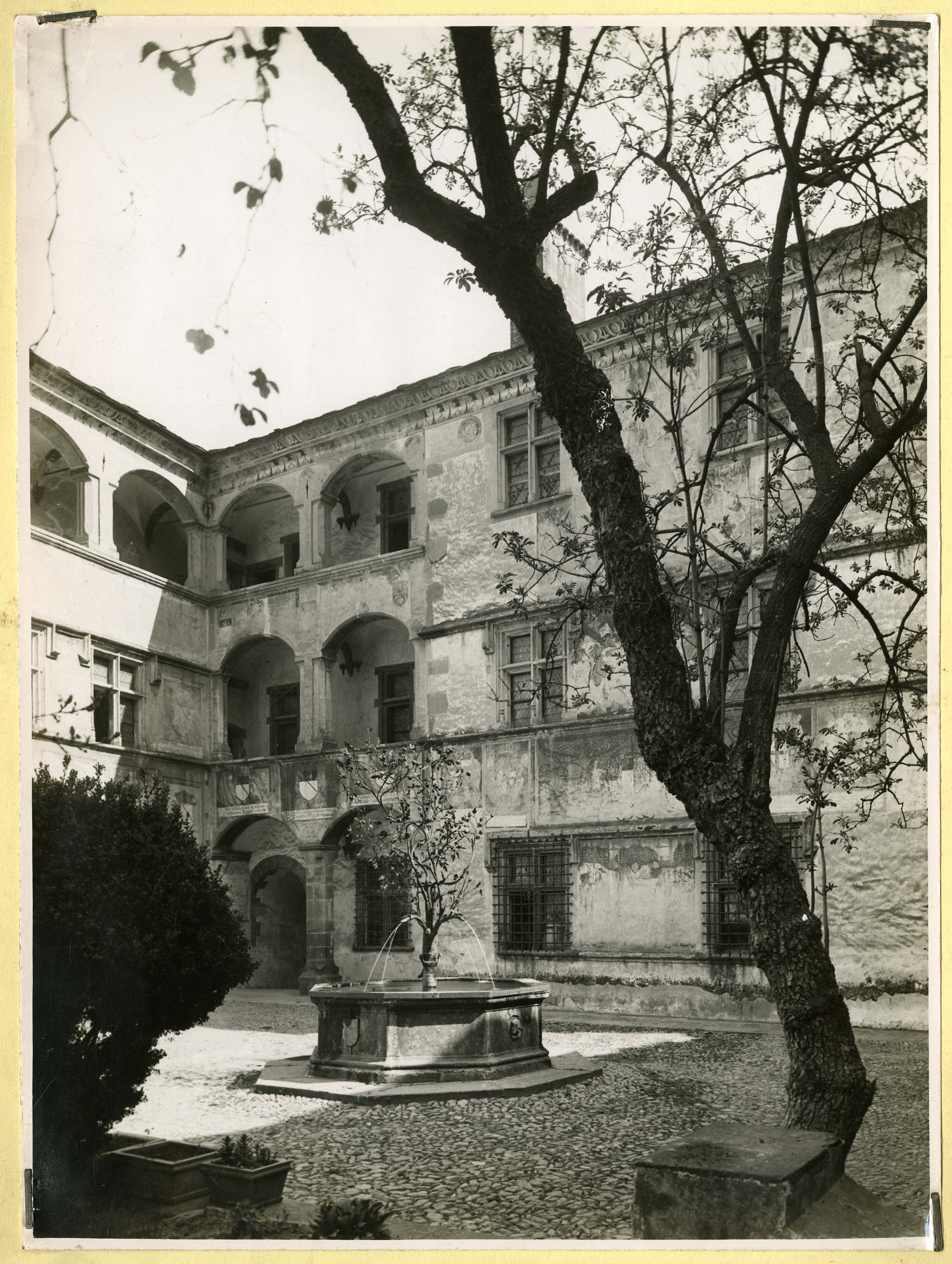 Issogne - Castello di Issogne - Fontana del melograno (positivo) di Pedrini, Augusto (secondo quarto XX)