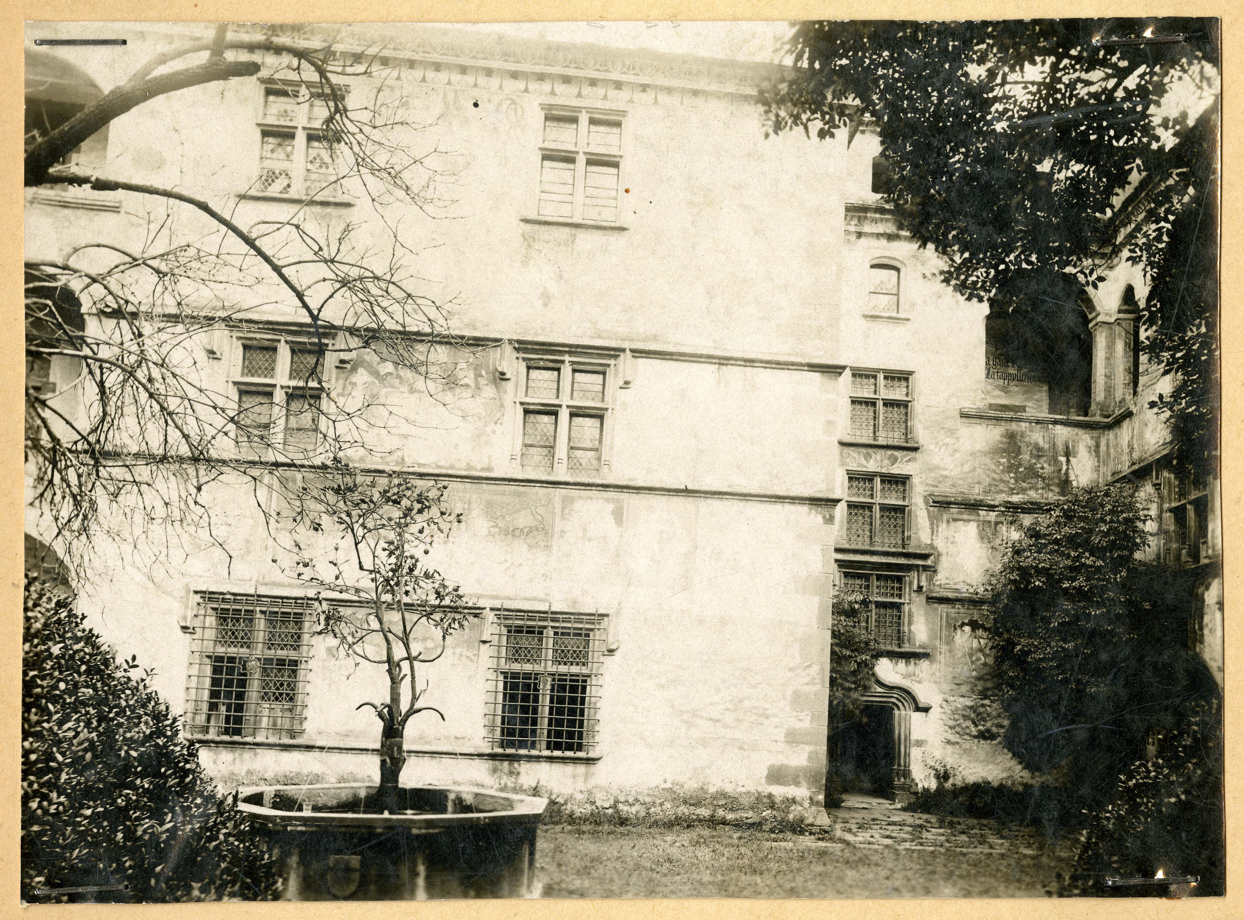 Issogne - Castello di Issogne (positivo) di Nigra, Carlo (inizio XX)