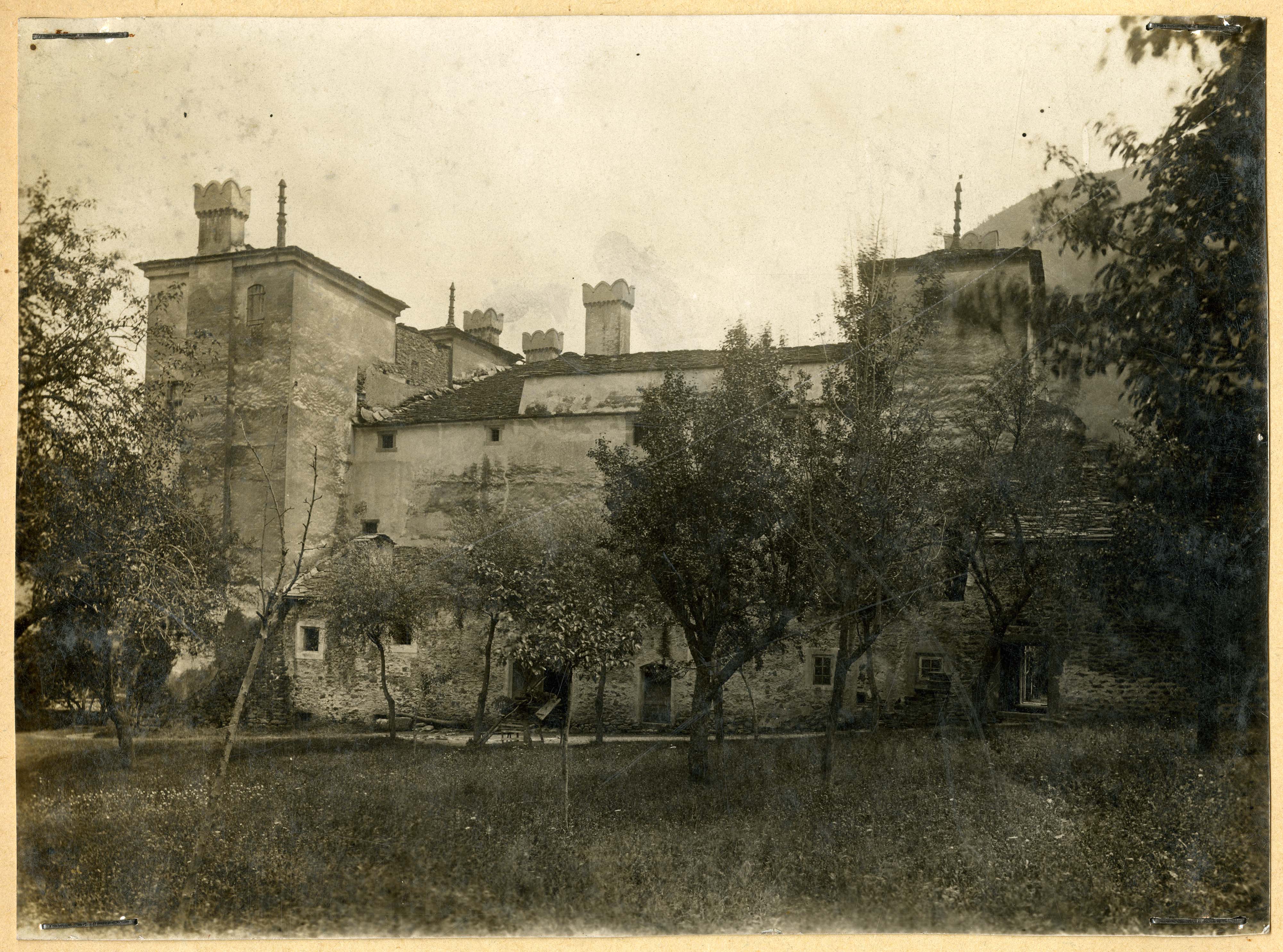 Issogne - Castello di Issogne (positivo) di Nigra, Carlo (inizio XX)