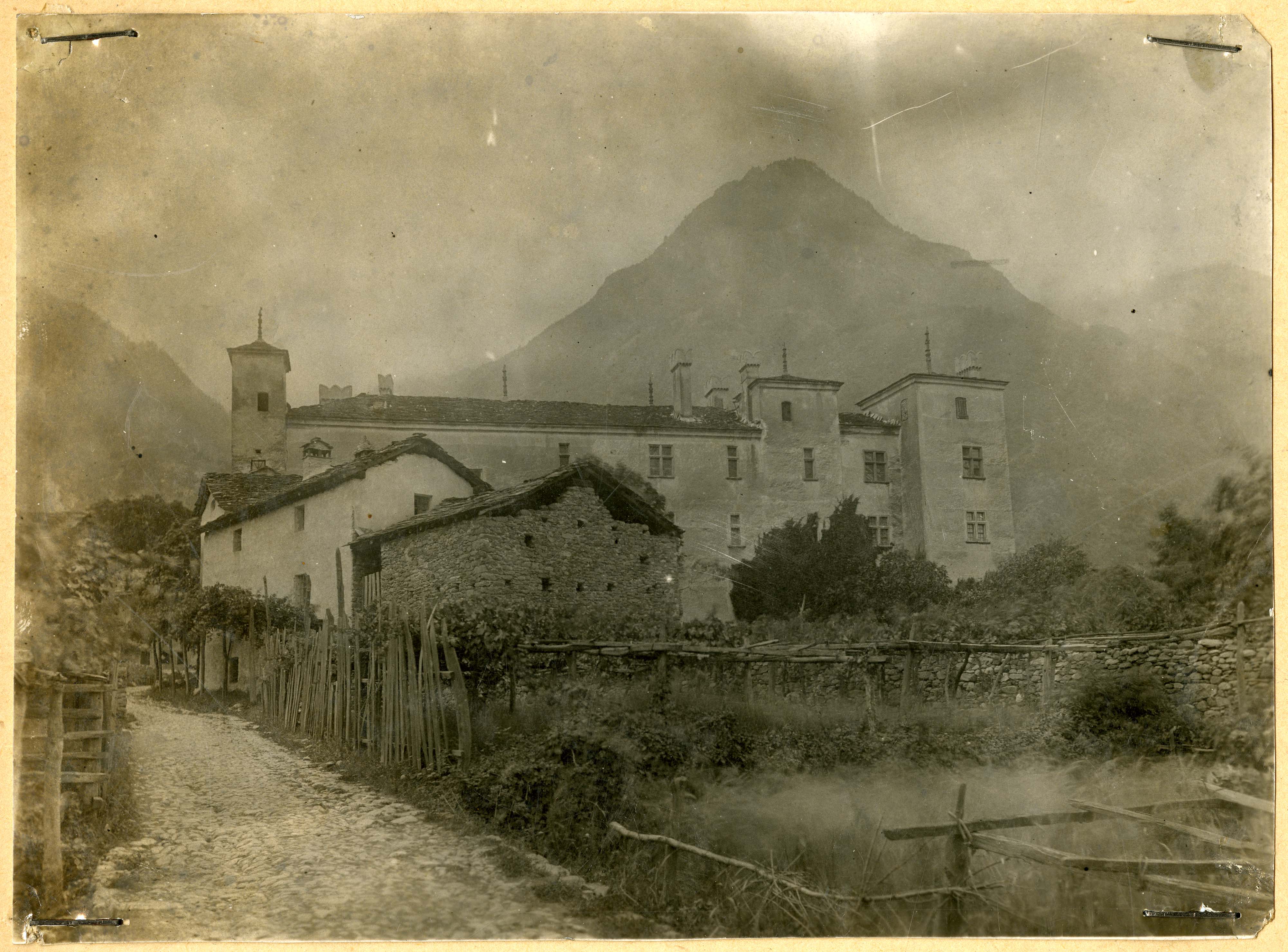 Issogne - Castello di Issogne (positivo) di Nigra, Carlo (inizio XX)