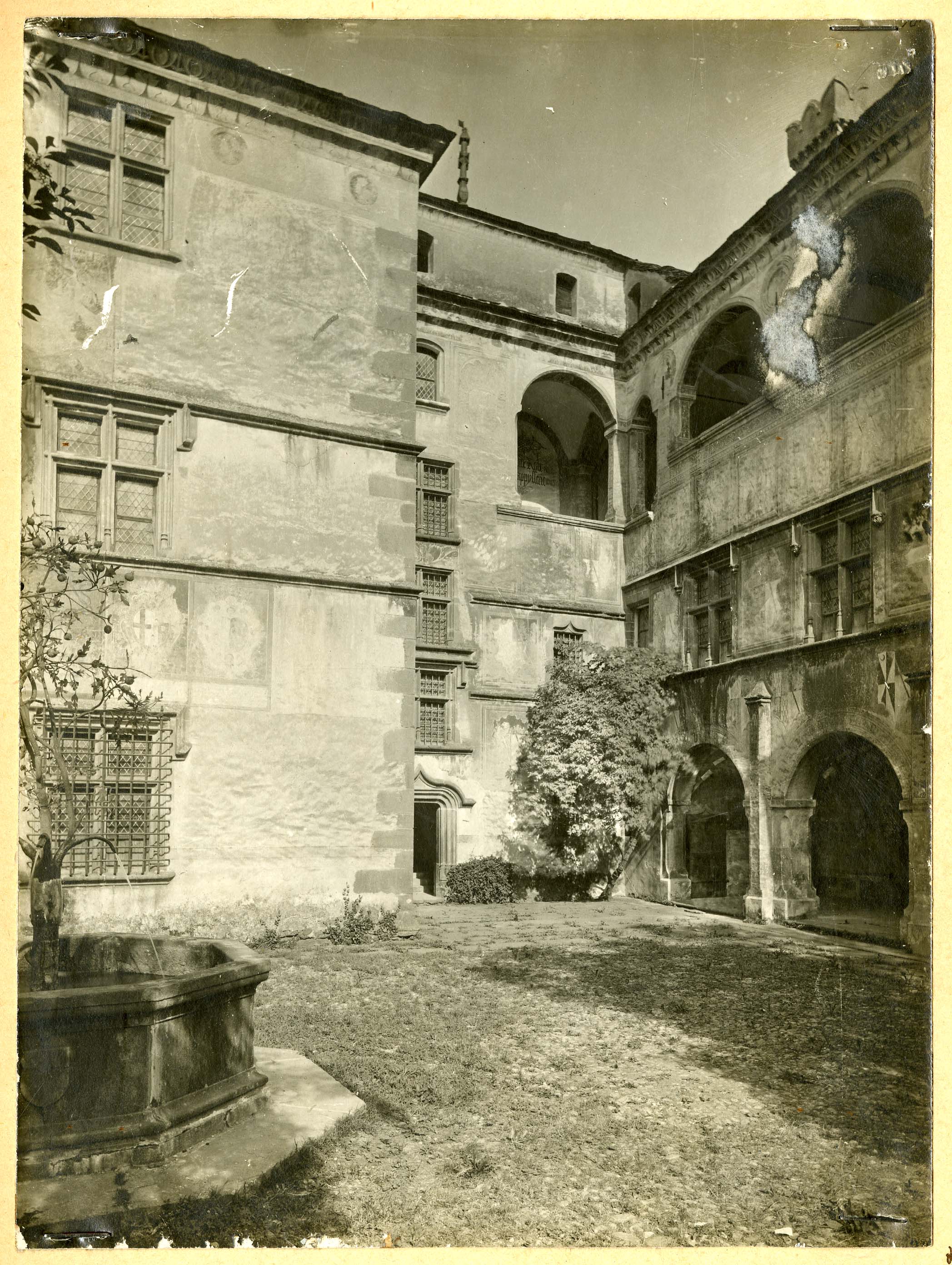 Issogne - Castello di Issogne - Fontana del melograno (positivo) di Nigra, Carlo (inizio XX)