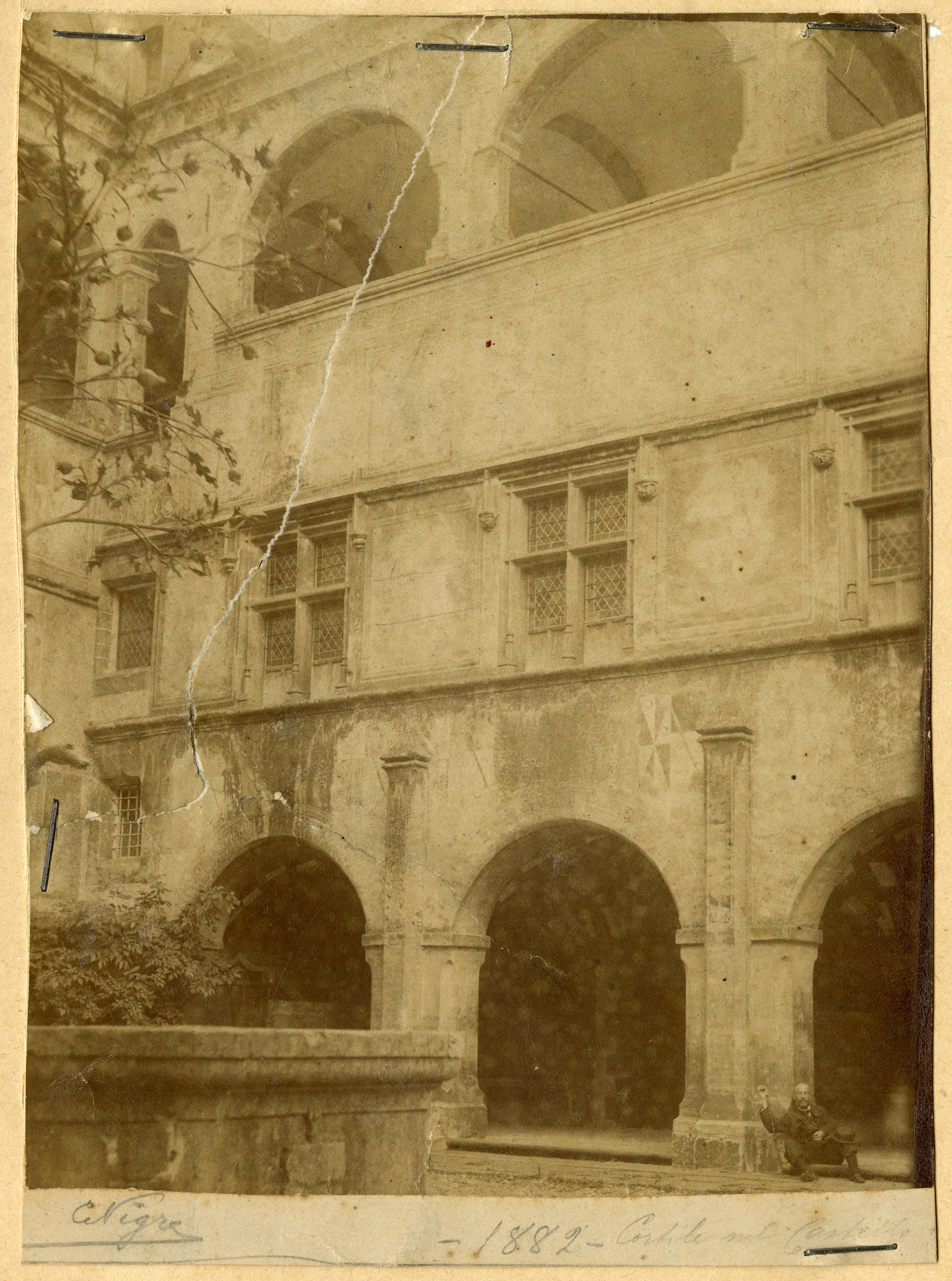 Issogne - Castello di Issogne - Fontana del melograno (positivo) di Nigra, Carlo (ultimo quarto XIX)
