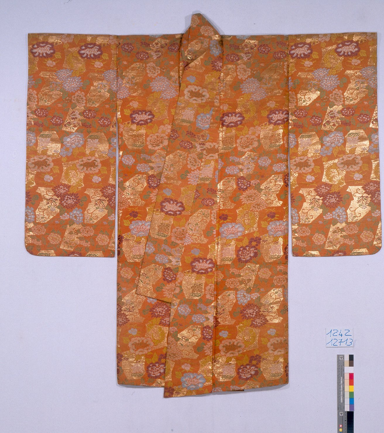 peonie, crisantemi, cartigli dorati (costume da teatro nō, elemento d'insieme) - manifattura giapponese (XIX)