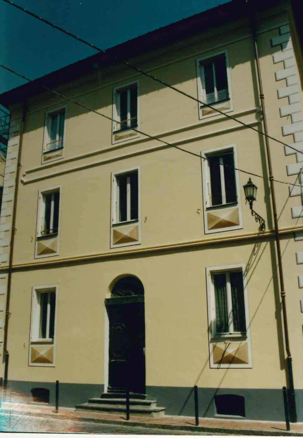 Edificio dell'Asilo Infantile (edificio, pubblico) - Dolceacqua (IM)  (XVIII)