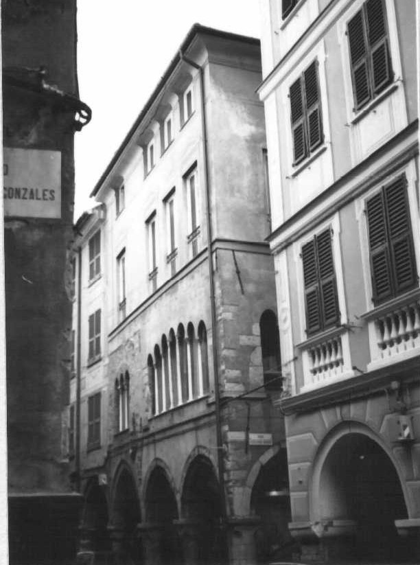 Palazzo con Portici Medioevali in via Martiri della Liberazione 57r (palazzo, privato) - Chiavari (GE)  (XIV)