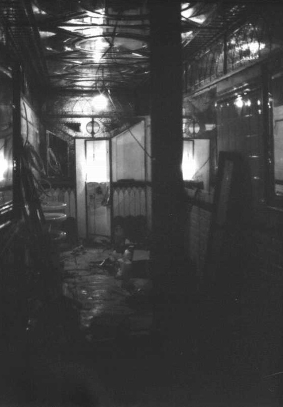 Negozio di barbiere in palazzo Gavotti (negozio, privato) - Genova (GE)  (XX)