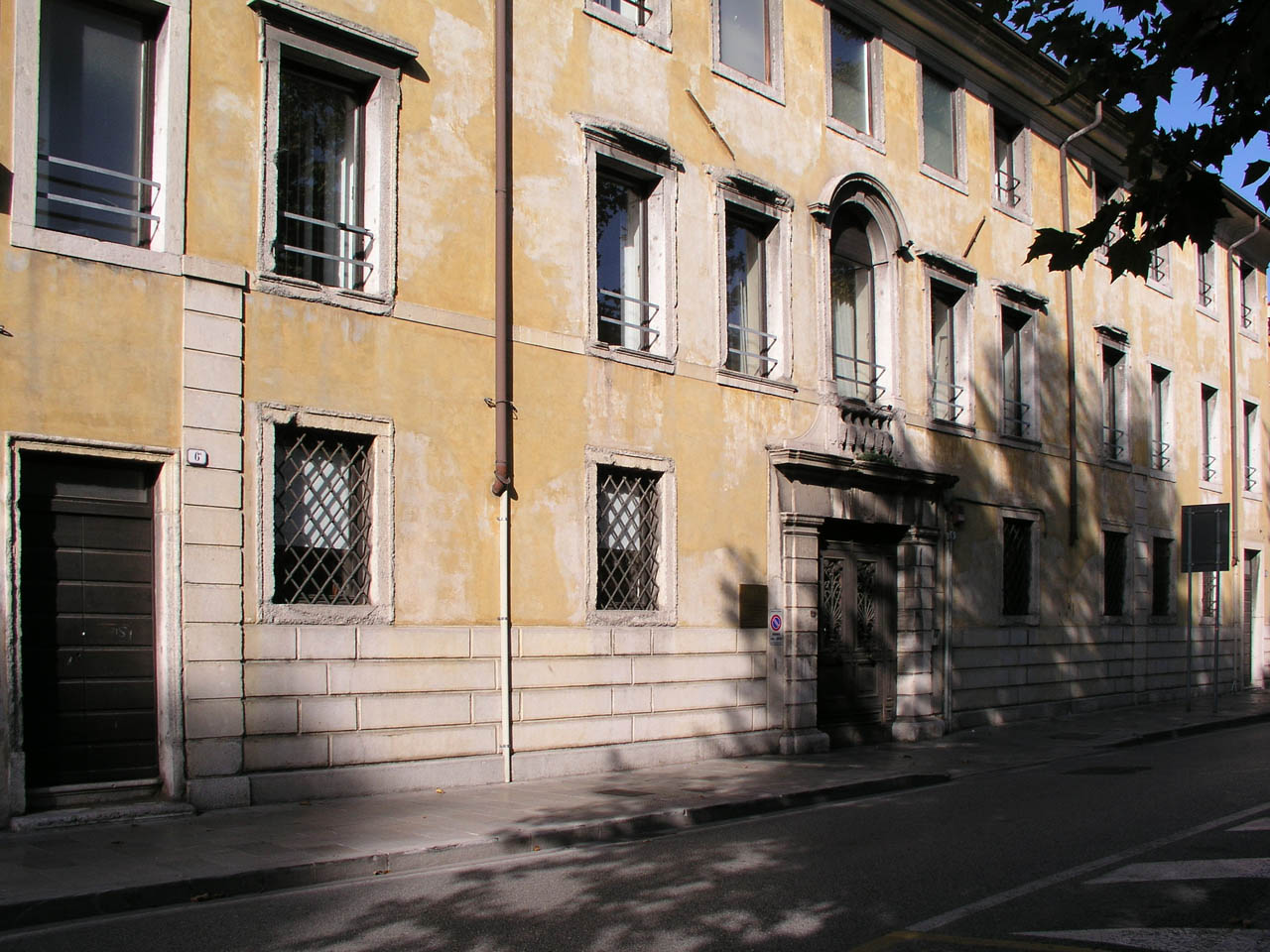 Palazzo Politi, Camavitto (palazzo, privato) - Udine (UD)  <br>Condizioni d'uso: <a class='link-esterno' href='https://docs.italia.it/italia/icdp/icdp-pnd-circolazione-riuso-docs/it/v1.0-giugno-2022/testo-etichetta-BCS.html' target='_bcs'>Beni Culturali Standard (BCS)</a>