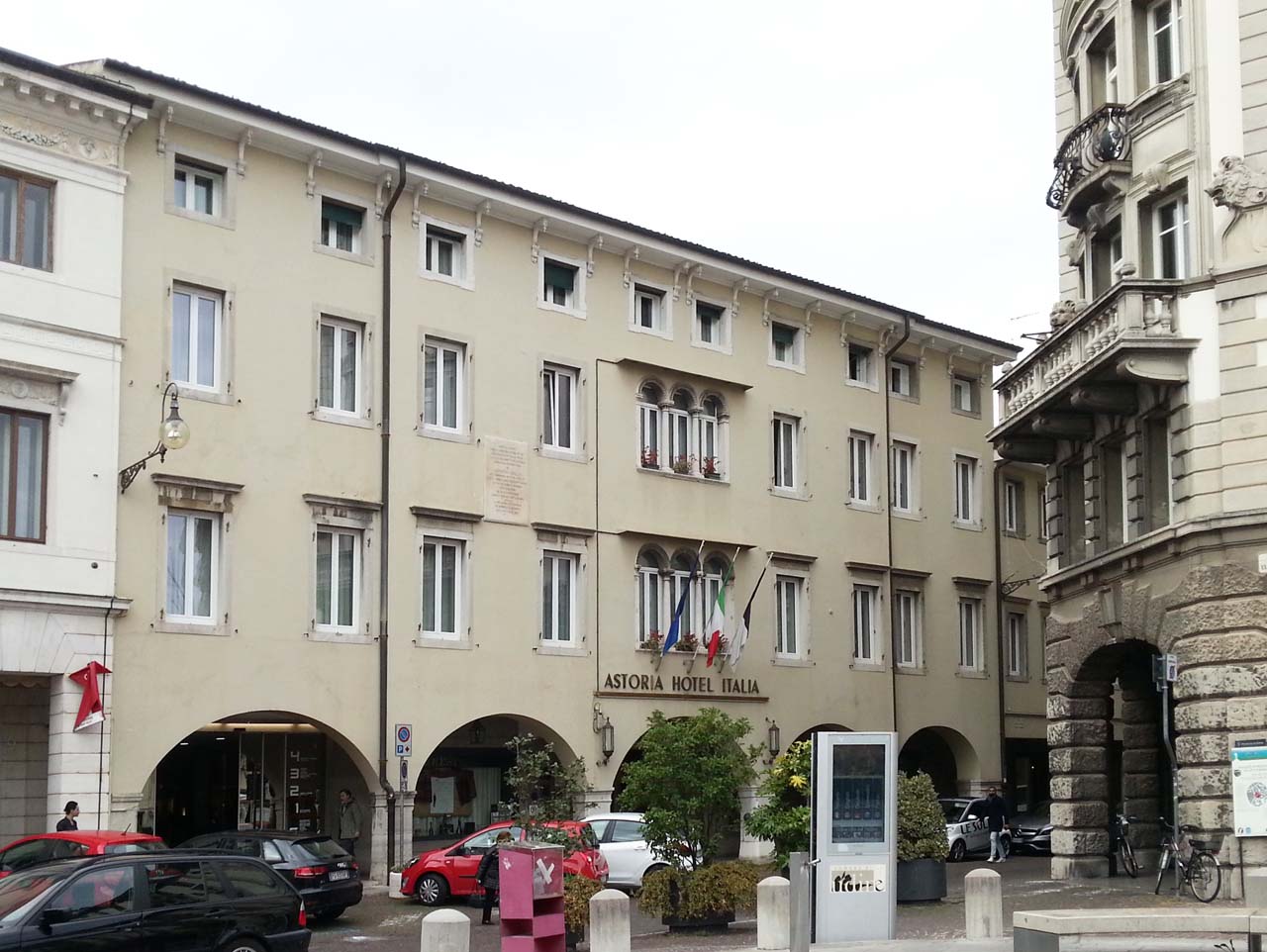 Facciata del Palazzo ex Barbariccio (albergo, Grand Hotel) - Udine (UD) 