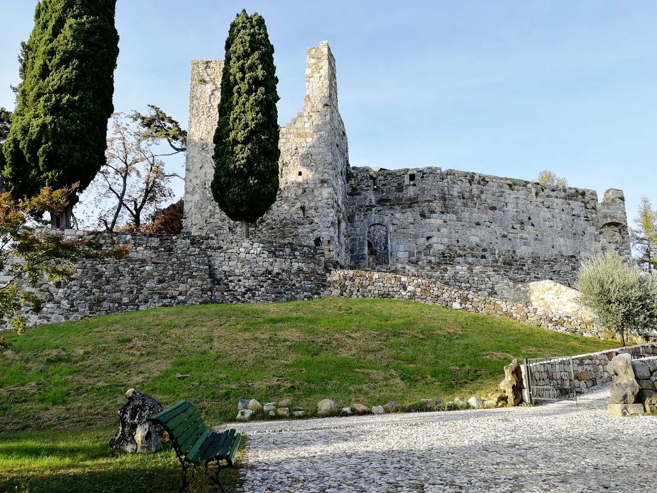 Castello di Brazzà con rampa di accesso murata ed alberata (castello, privato) - Moruzzo (UD) 