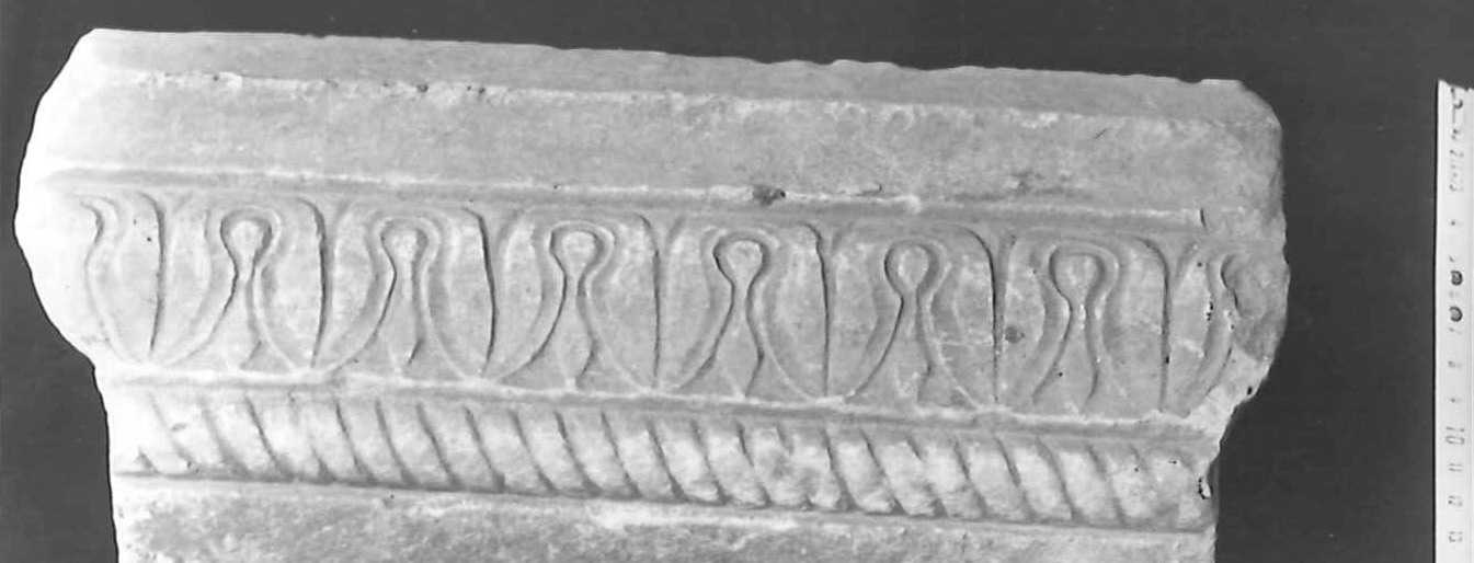 cornice con kyma lesbio/ frammento - età romana (secc. I-II d.C)