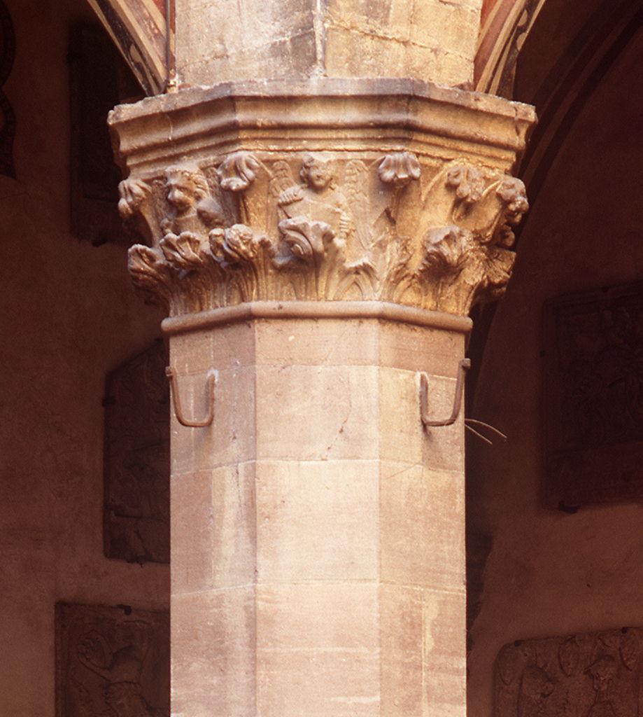 angelo con cartiglio e testa di leone (capitello di pilastro) - ambito fiorentino (sec. XIII)