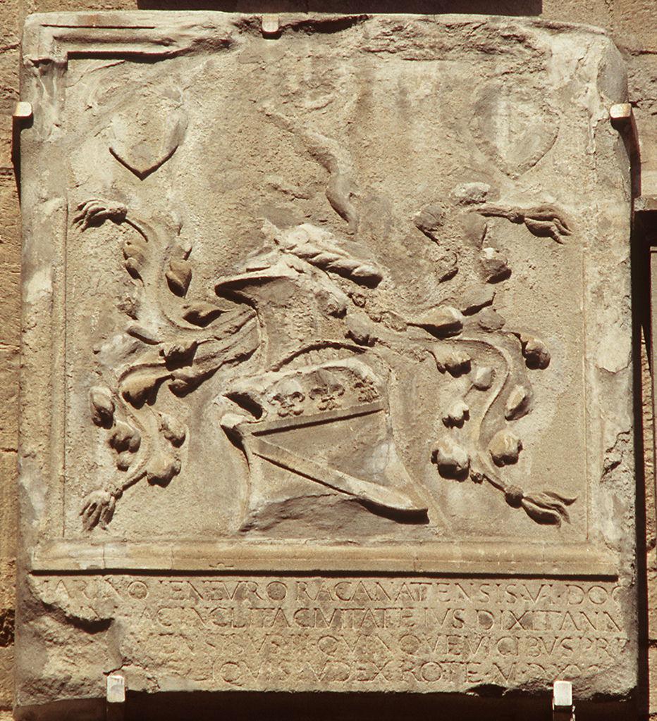 stemma del giudice di Rota Marino Ginevro da Recanati (rilievo) - bottega toscana (sec. XVI)