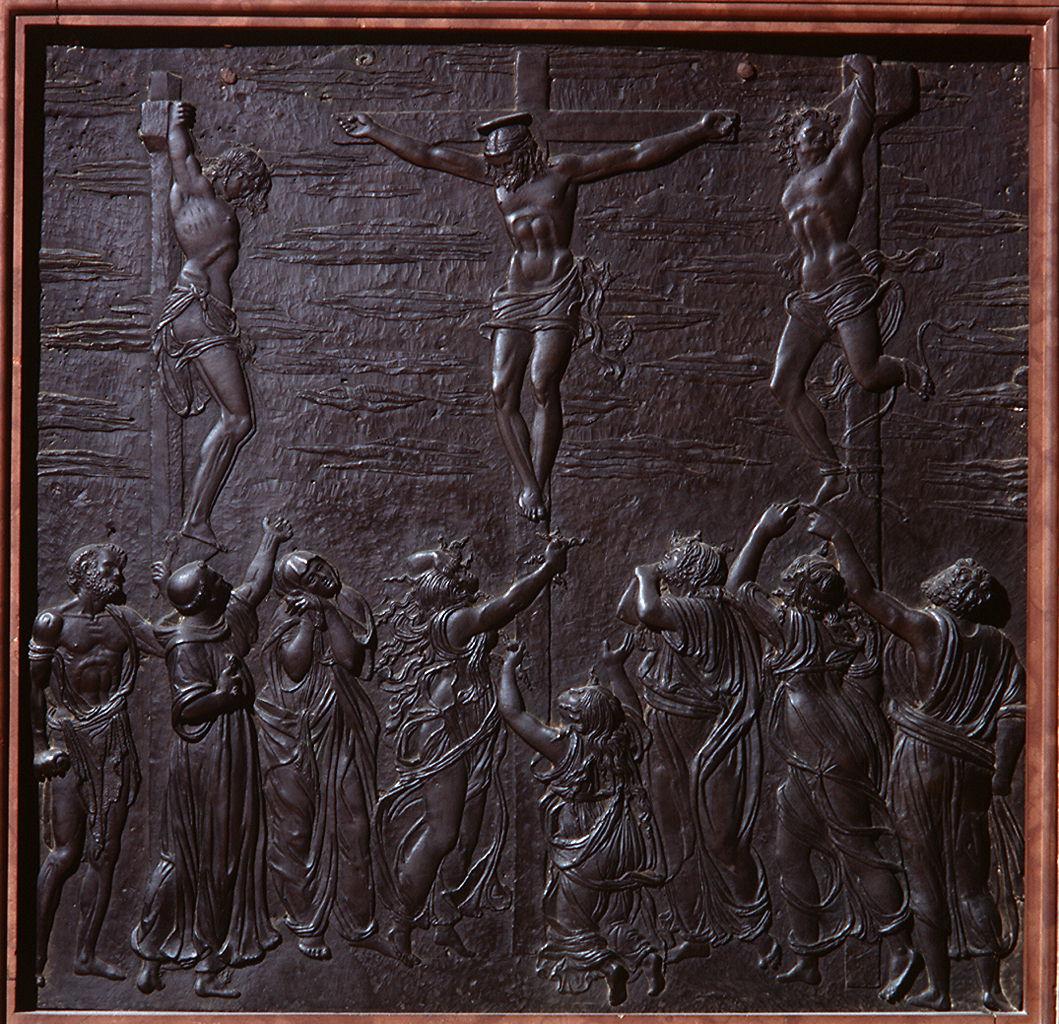crocifissione di Cristo con San Francesco d'Assisi e San Girolamo (rilievo) di Bertoldo di Giovanni (sec. XV)