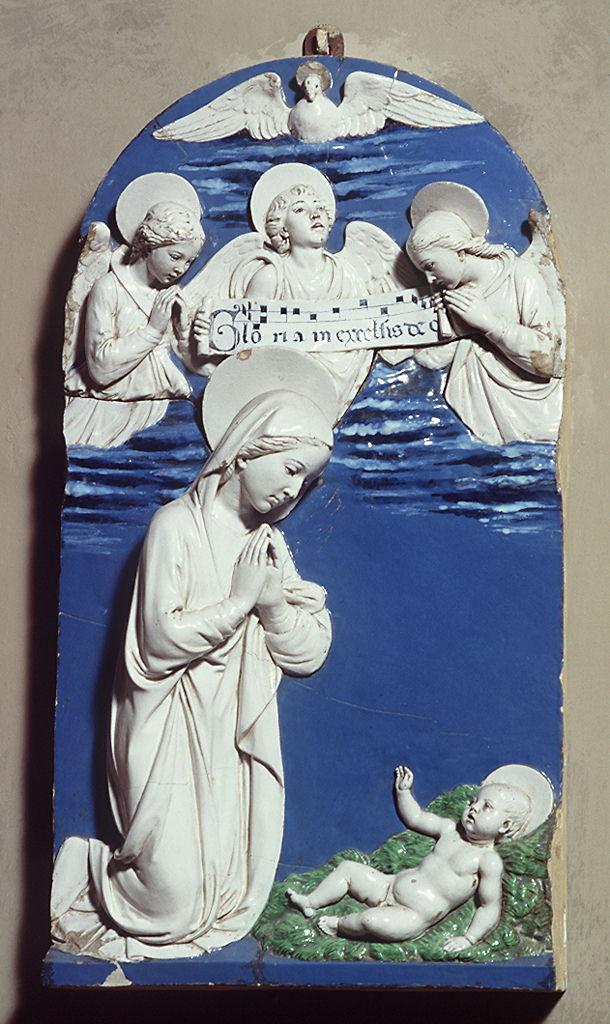 Madonna in adorazione di Gesù Bambino e angeli musicanti (rilievo) di Della Robbia Luca, Della Robbia Andrea (sec. XV)