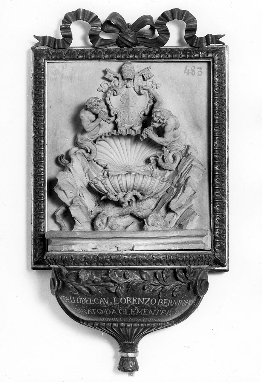 fontana con tritoni, delfini e stemma gentilizio della famiglia Rospigliosi (rilievo) di Bernini Gian Lorenzo (bottega) (sec. XVII)