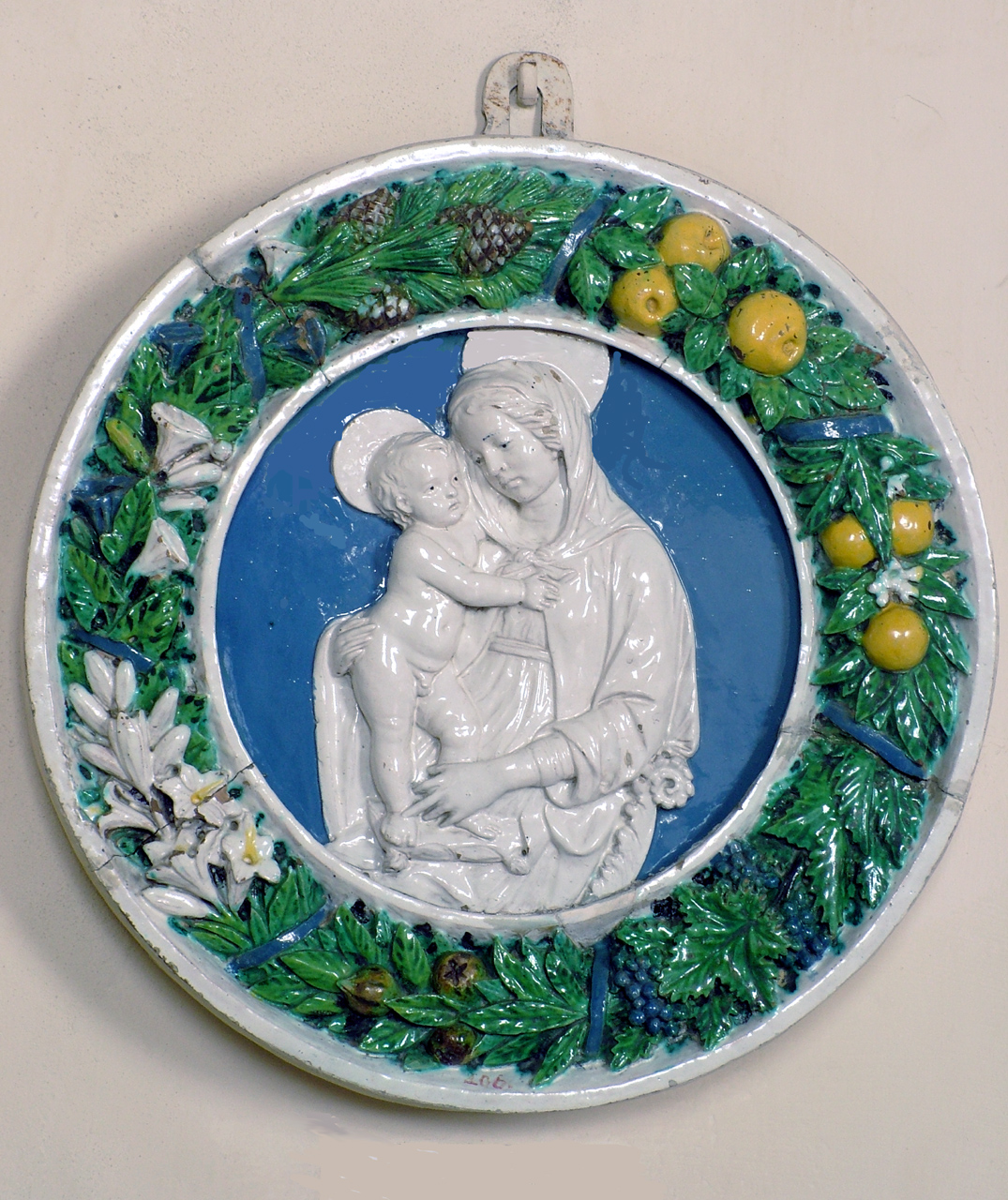 Madonna con Bambino entro ghirlanda (rilievo) di Della Robbia Andrea (sec. XV)