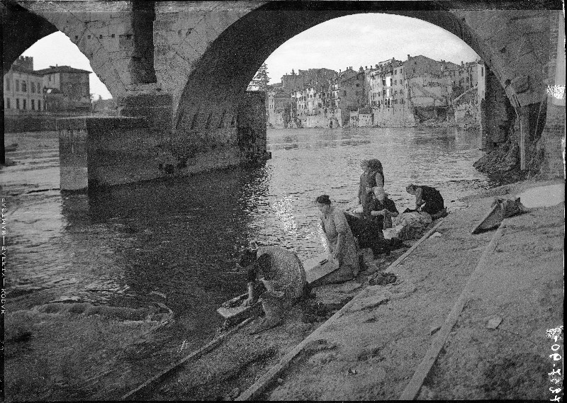 Donne - Lavori femminili - Ponti - Ponte Pietra <Verona> (negativo) di Soprintendenza ai monumenti prov. VR MN CR (fine/ metà XIX-XX)