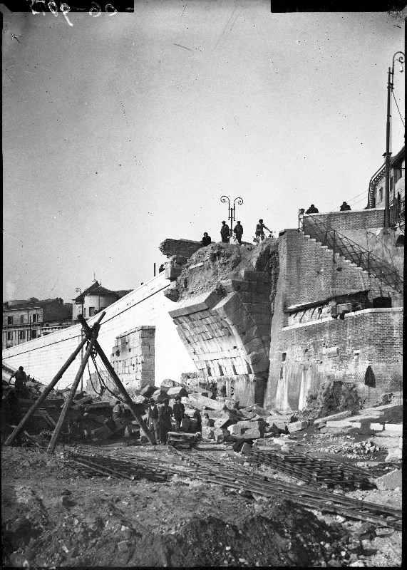 Danni di guerra - 2 Guerra Mondiale - Ponti - Ponte Pietra <Verona> (negativo) di Soprintendenza ai monumenti prov. VR MN CR (metà XX)