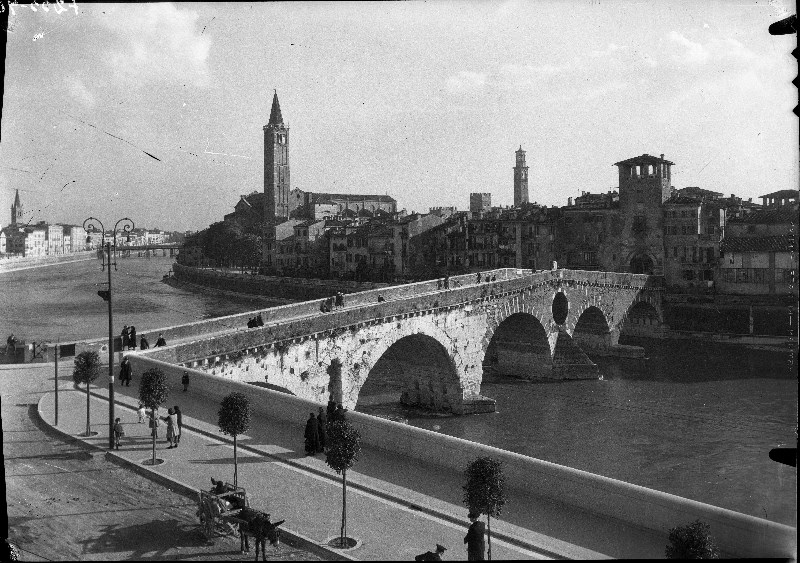 Ponti - Ponte Pietra <Verona> (negativo) di Soprintendenza ai monumenti prov. VR MN CR (inizio/ metà XIX-XX)