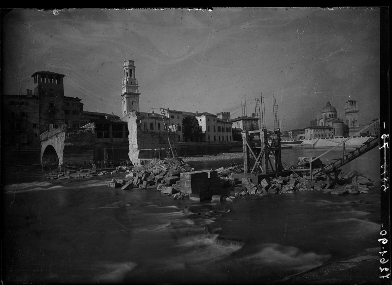Danni di guerra - 2 Guerra Mondiale - Ponti - Ponte Pietra <Verona> (negativo) di SOPRINTENDENZA AI MONUMENTI PROV. VR MN CR (attribuito) (prima metà XX)