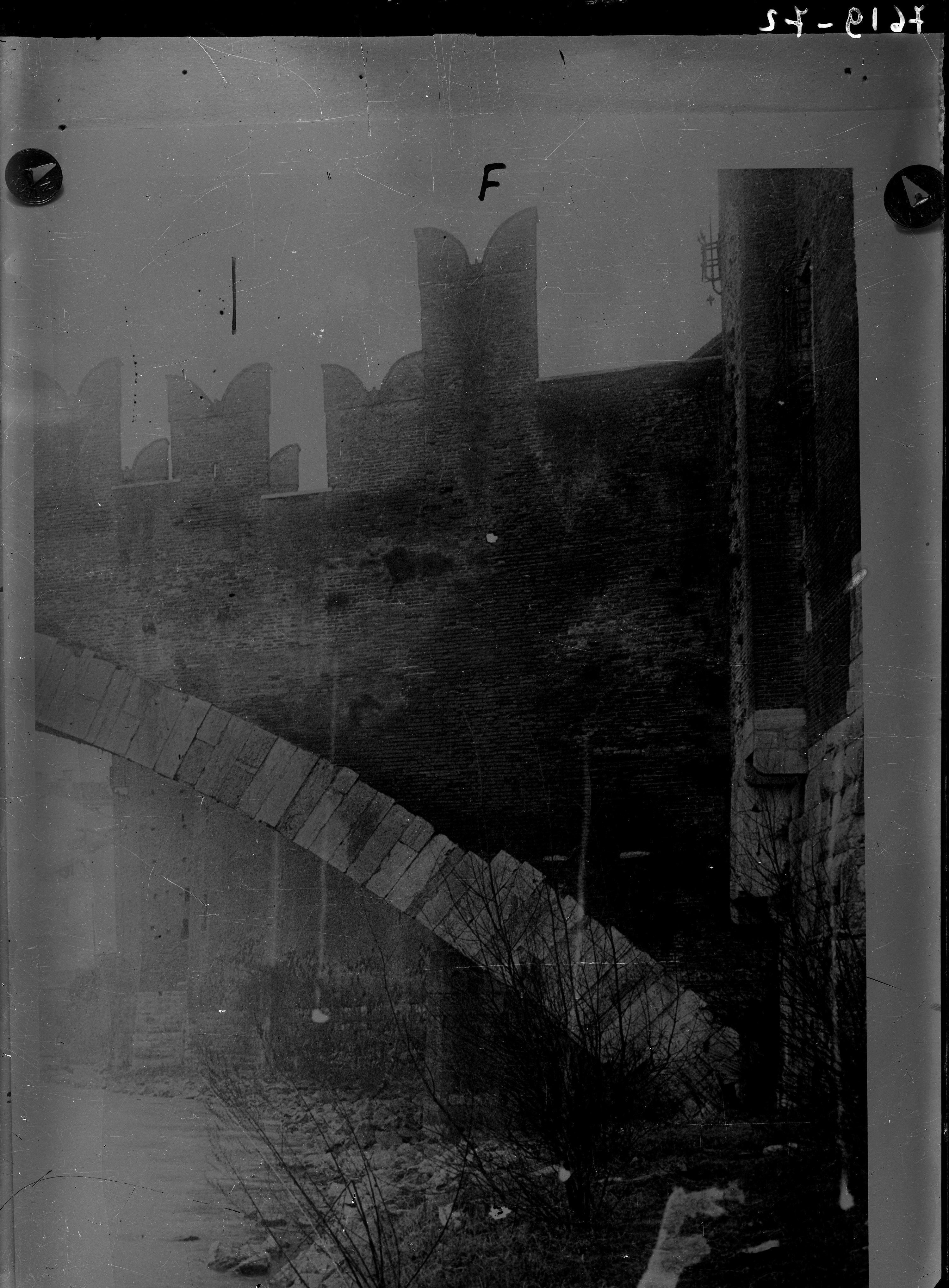 Ponte di Castelvecchio <Verona> - Ponti (negativo) di Soprintendenza ai monumenti prov. VR MN CR (attribuito) (secondo quarto XX)