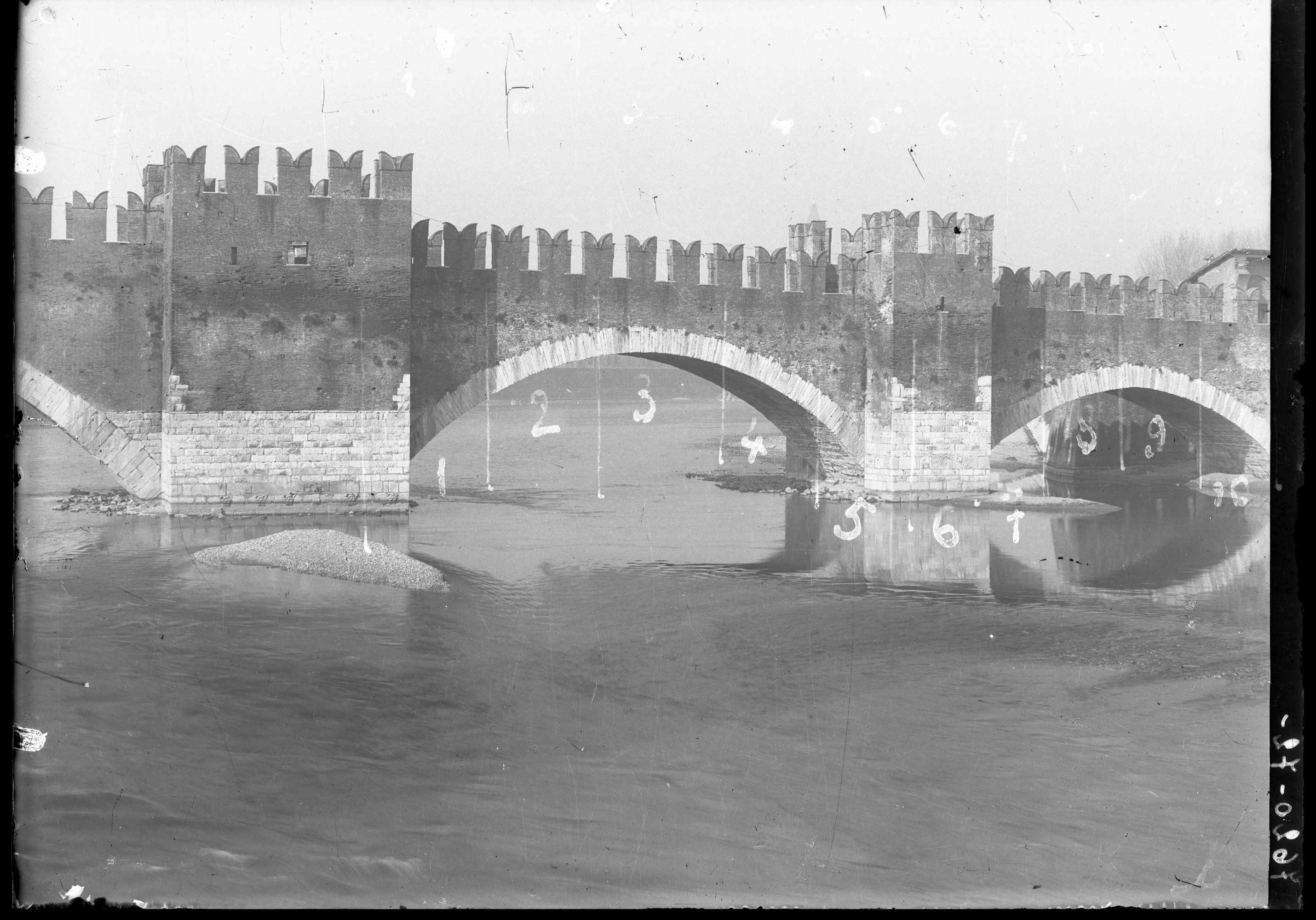 Ponte di Castelvecchio <Verona> - Ponti (negativo) di Soprintendenza ai monumenti prov. VR MN CR (attribuito) (secondo quarto XX)