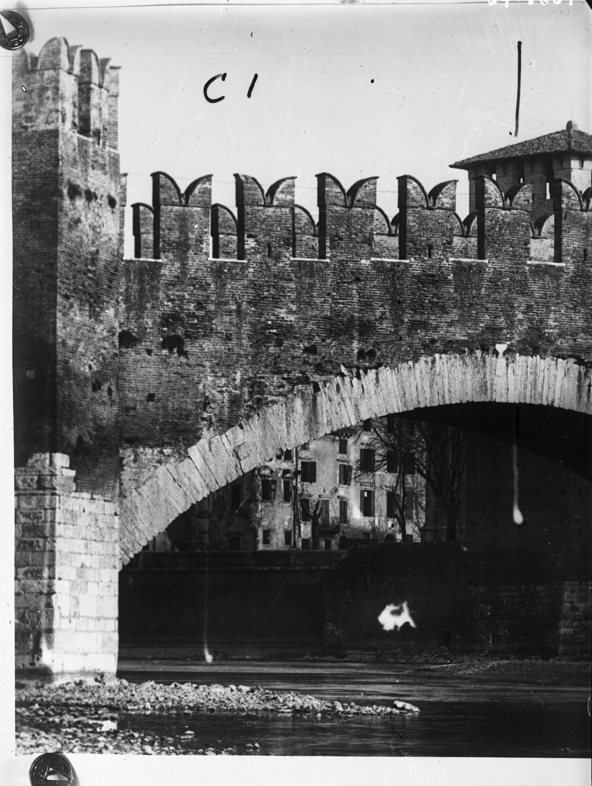 Ponte di Castelvecchio <Verona> - Ponti (negativo) di Soprintendenza ai monumenti prov. VR MN CR (attribuito) (secondo quarto XX)