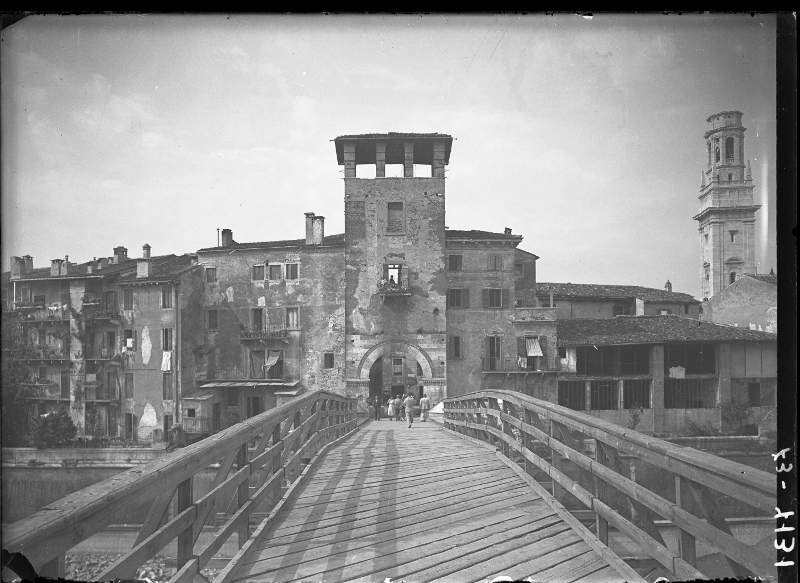 Danni di guerra - 2 Guerra Mondiale - Ponti - Ponte Pietra <Verona> (negativo) di SOPRINTENDENZA AI MONUMENTI PROV. VR MN CR (attribuito) (metà XX)