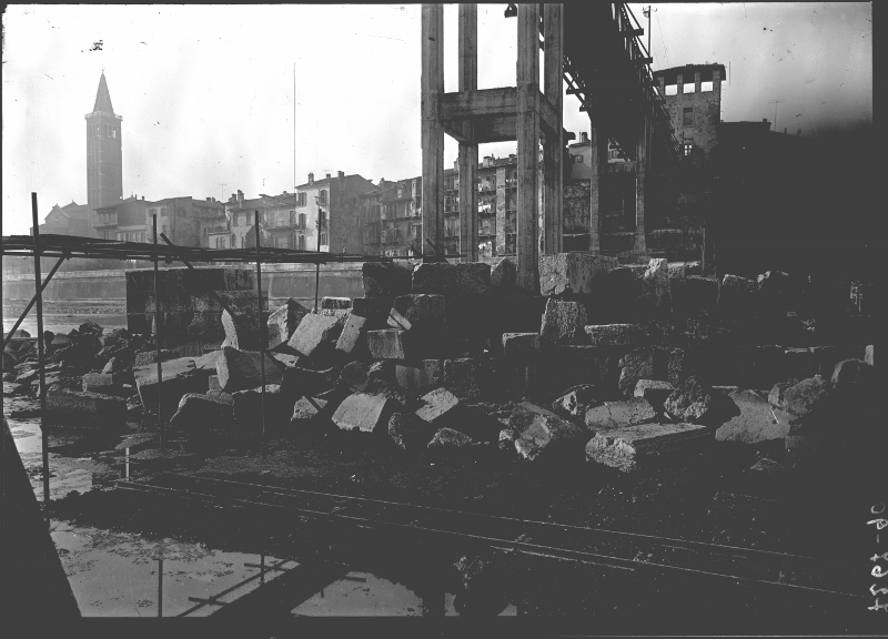 Danni di guerra - 2 Guerra Mondiale - Ponti - Ponte Pietra <Verona> (negativo) di SOPRINTENDENZA AI MONUMENTI PROV. VR MN CR (attribuito) (metà XX)