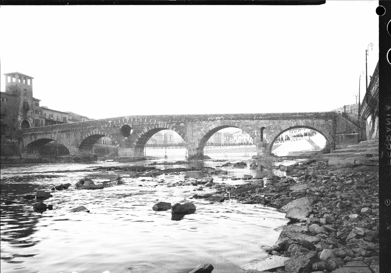 Ponti - Ponte Pietra <Verona> (negativo) di SOPRINTENDENZA AI MONUMENTI PROV. VR MN CR (attribuito) (metà XX)