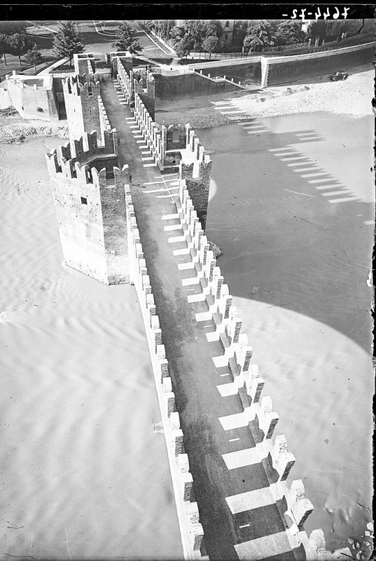 Ponti - Ponte di Castelvecchio <Verona> (negativo) di SOPRINTENDENZA AI MONUMENTI PROV. VR MN CR (metà XX)