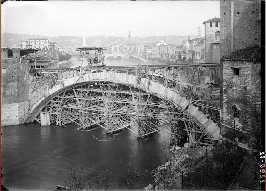 ponti - ricostruzione - ponte di Castelvecchio <Verona> (negativo) di Soprintendenza ai monumenti prov. VR MN CR (attribuito) (metà XX)