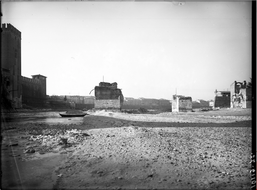 rovine - guerra mondiale 1939-1945 - ponte di Castelvecchio <Verona> (negativo) di Soprintendenza ai monumenti prov. VR MN CR (attribuito) (metà XX)