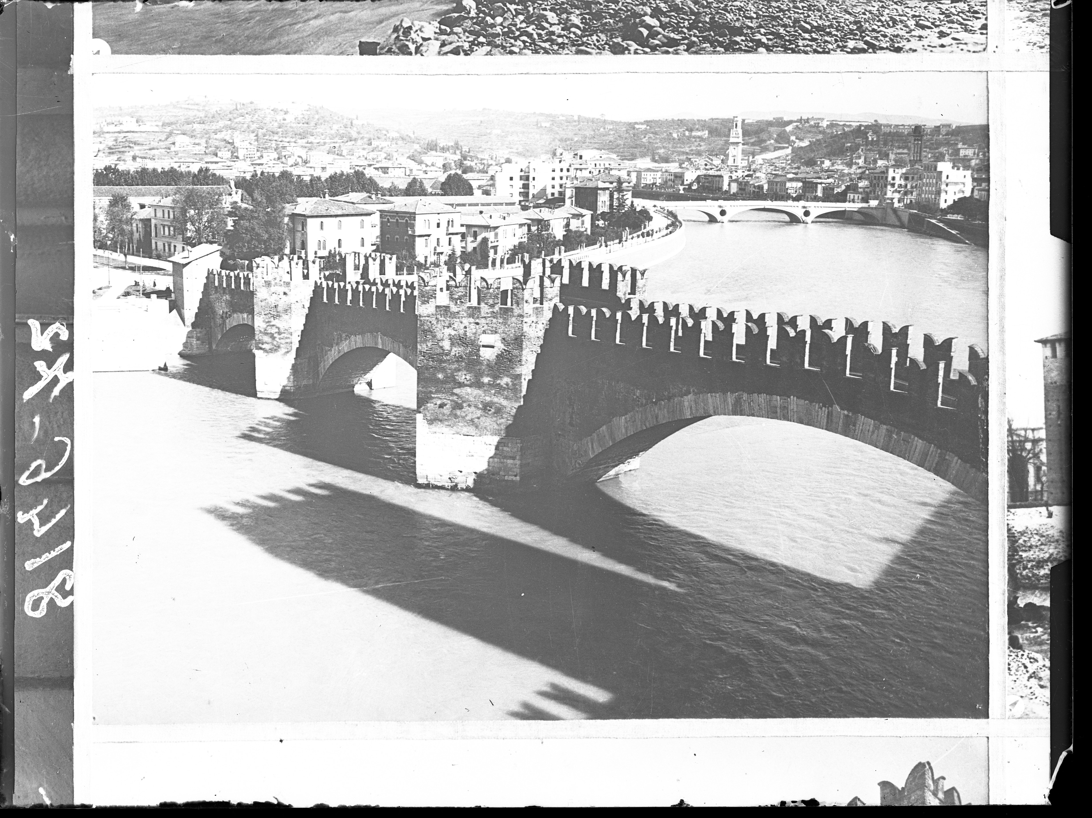 ponti - ponte di Castelvecchio <Verona> (negativo) di Soprintendenza ai monumenti prov. VR MN CR (attribuito) (metà XX)