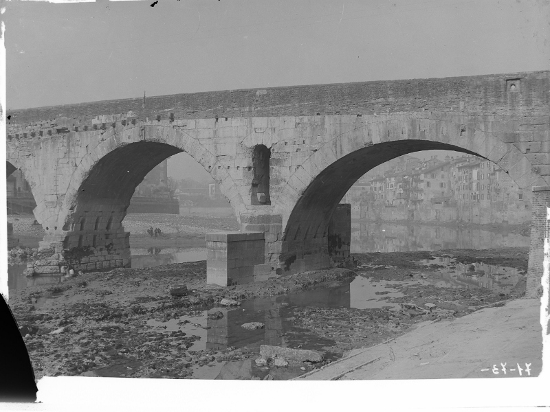 Ponti - Ponte Pietra <Verona> (negativo) di SOPRINTENDENZA AI MONUMENTI PROV. VR MN CR (attribuito) (metà/ metà XIX-XX)