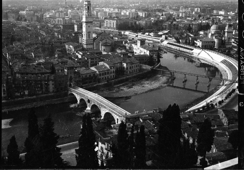 Ponti - Ponte Pietra <Verona> (negativo) di SOPRINTENDENZA AI MONUMENTI PROV. VR MN CR (attribuito) (metà XX)