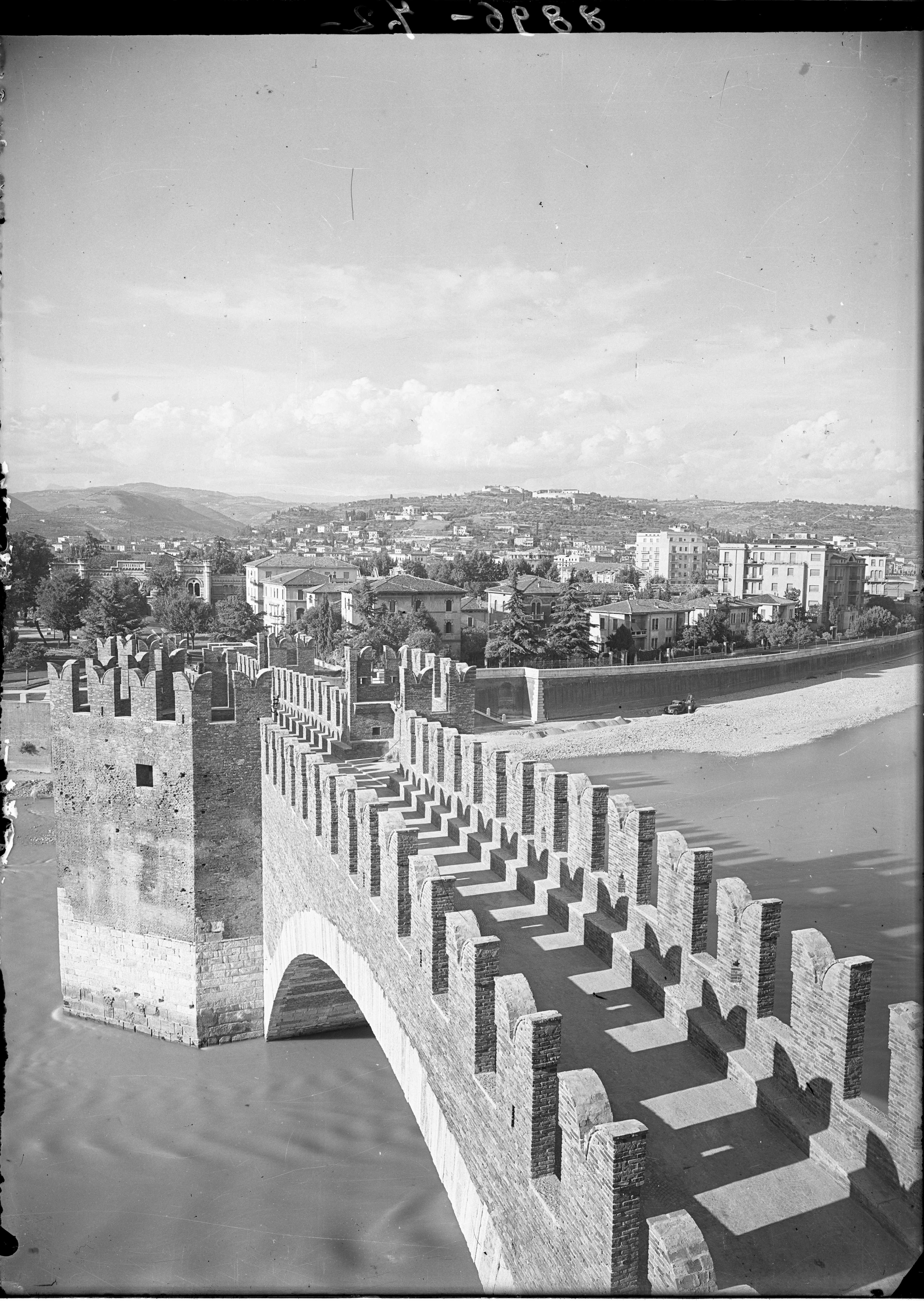 ponti - ponte di Castelvecchio <Verona> (negativo) di Soprintendenza ai monumenti prov. VR MN CR (attribuito) (metà XX)