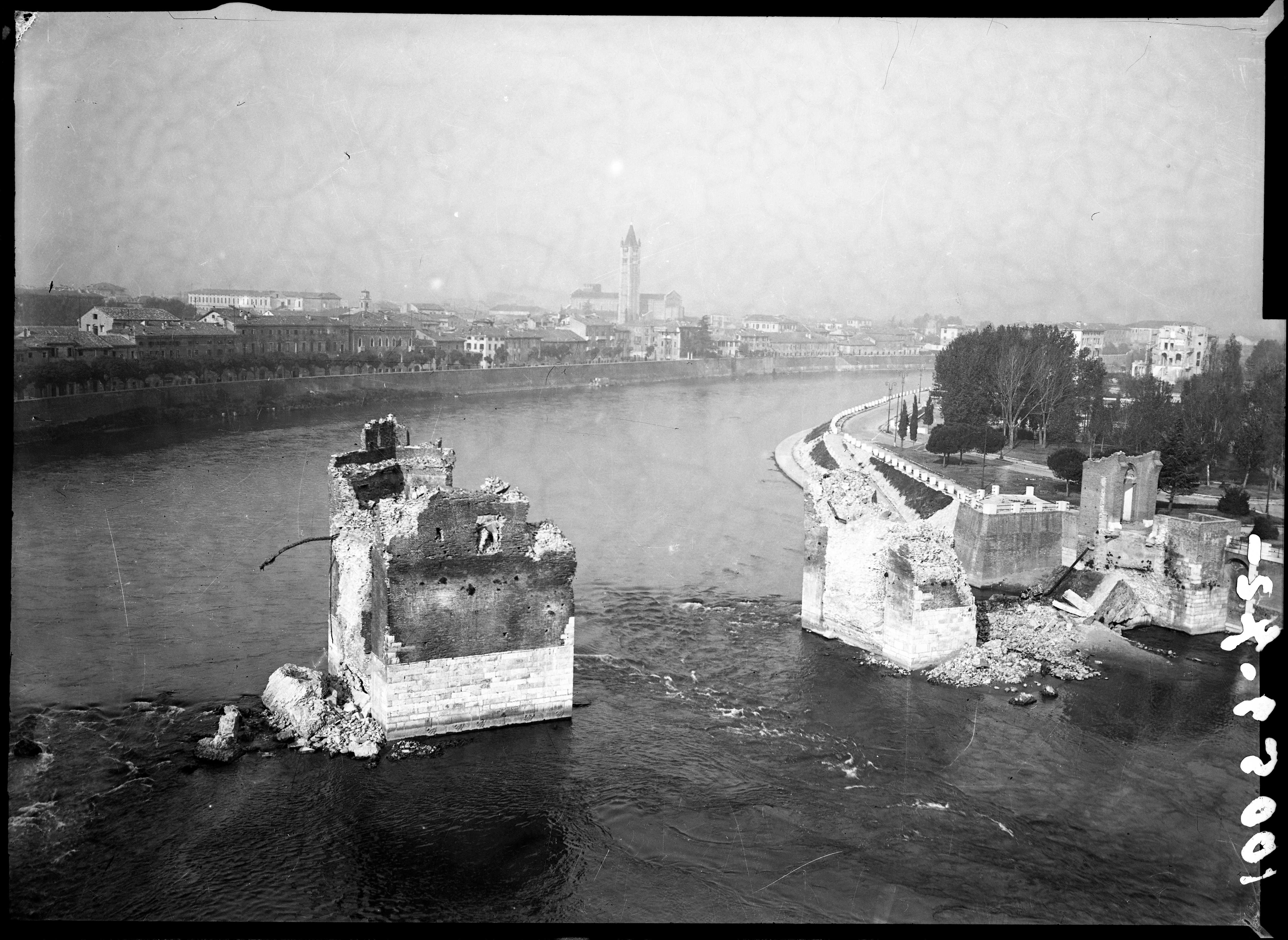 ponti - ponte di Castelvecchio <Verona> (negativo) di Soprintendenza ai monumenti prov. VR MN CR (attribuito) (metà XX)