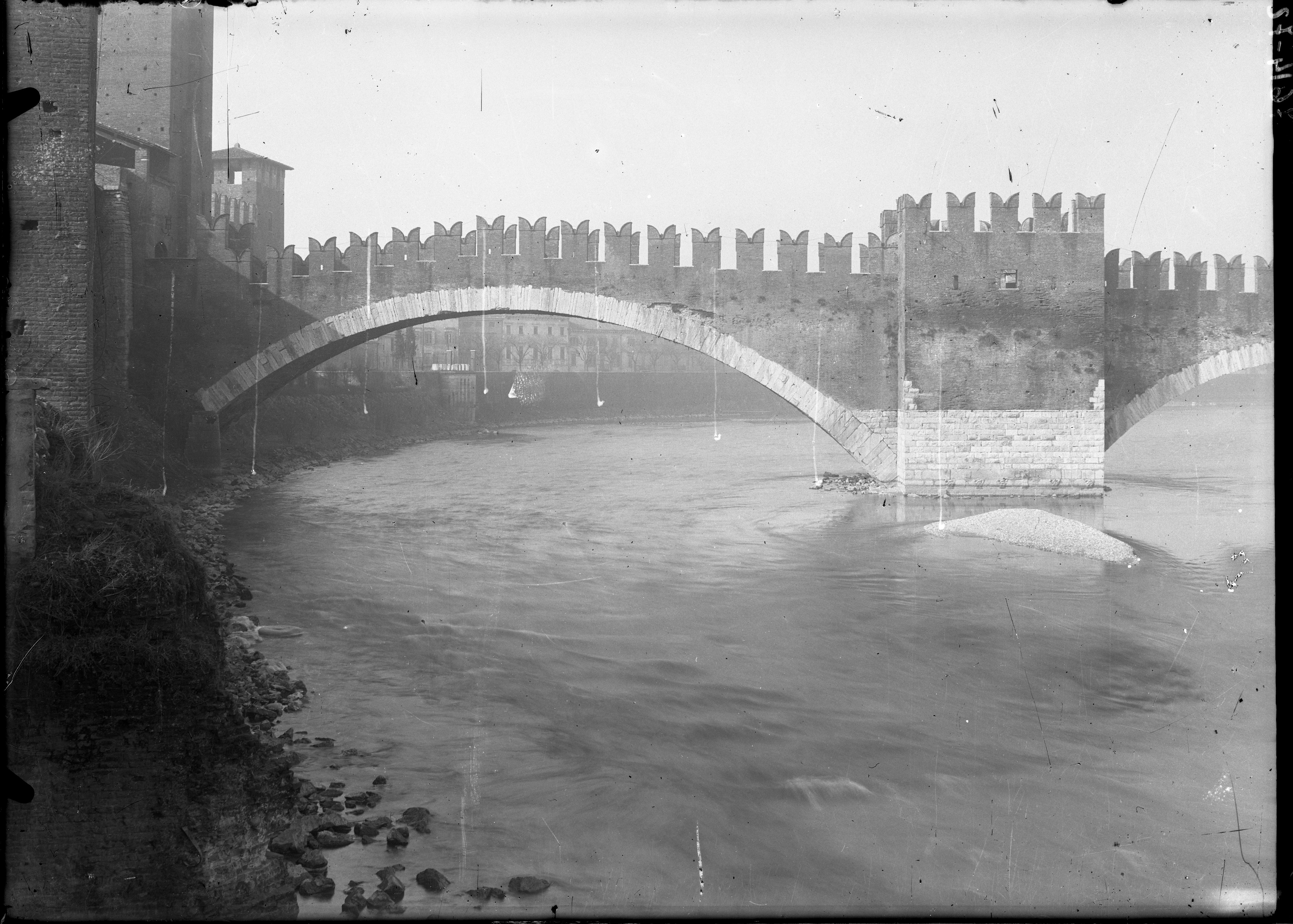 ponti - ponte di Castelvecchio <Verona> (negativo) di Soprintendenza ai monumenti prov. VR MN CR (attribuito) (metà XX)