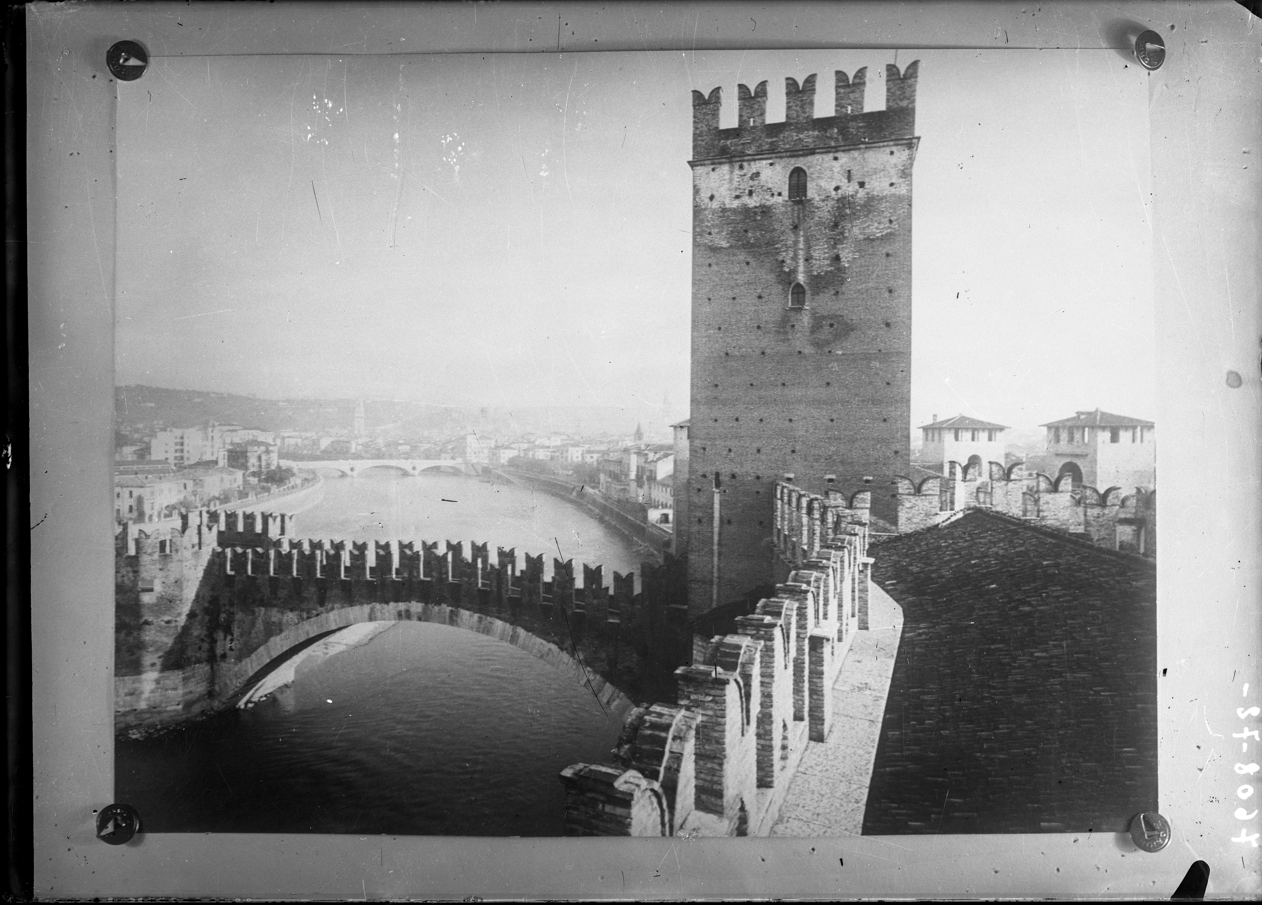 Ponti - Castelvecchio <Verona> (negativo) di SOPRINTENDENZA AI MONUMENTI PROV. VR MN CR (attribuito) (metà XX)